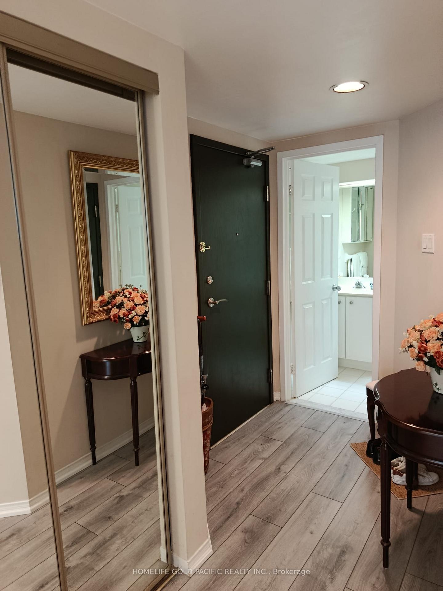 2 Bedrooms Condo at 77 Harbour, Toronto For sale