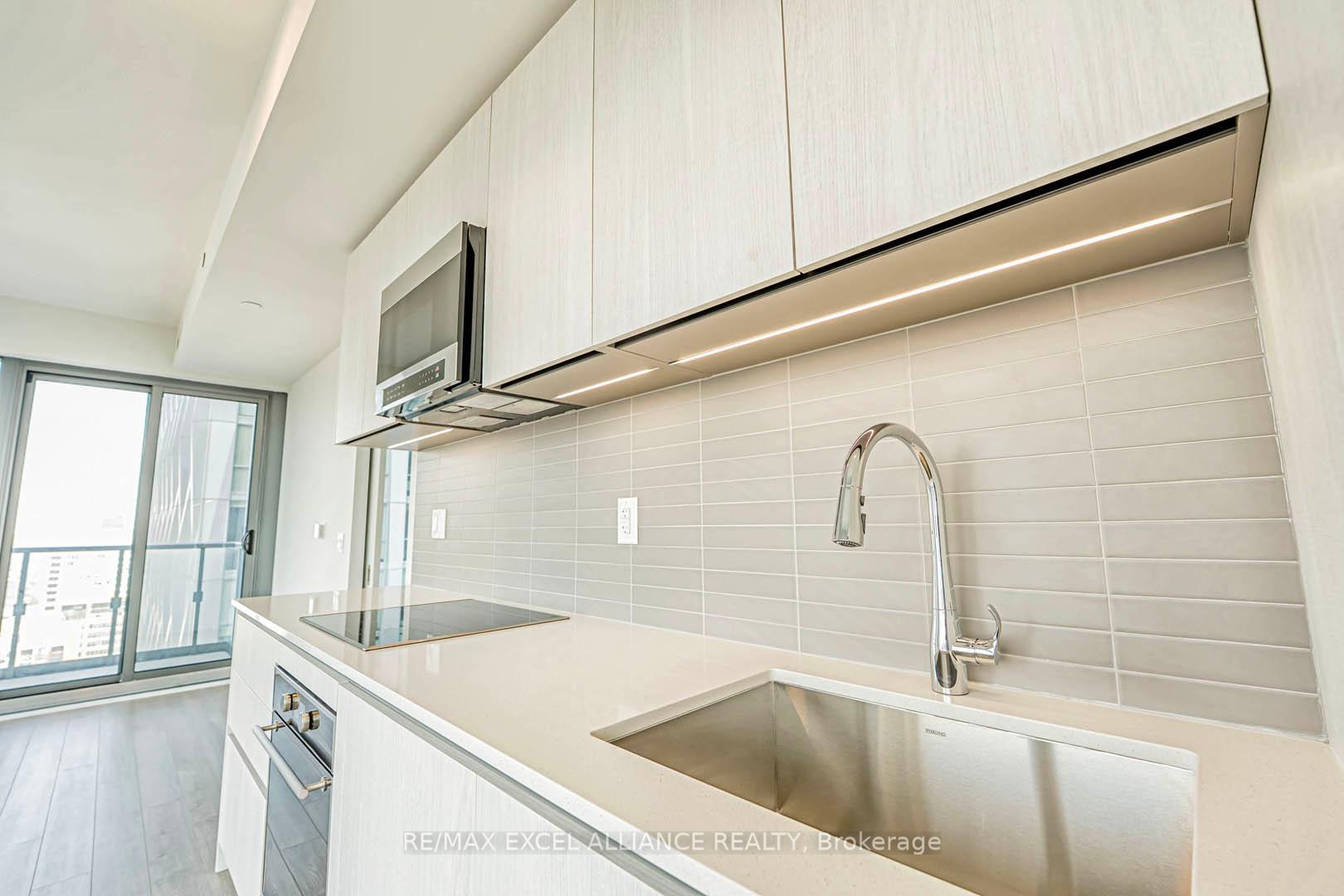 2 Bedrooms Condo at 8 Cumberland,  Toronto For sale