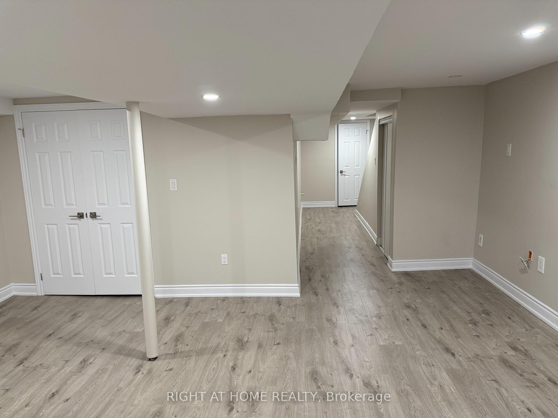 3 Bedrooms Condo at 3025 Cedarglen,  Mississauga For sale