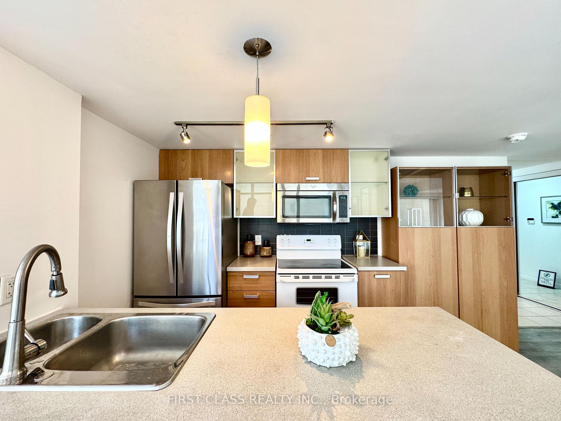 3 Bedrooms Condo at 38 Grenville, Toronto For sale