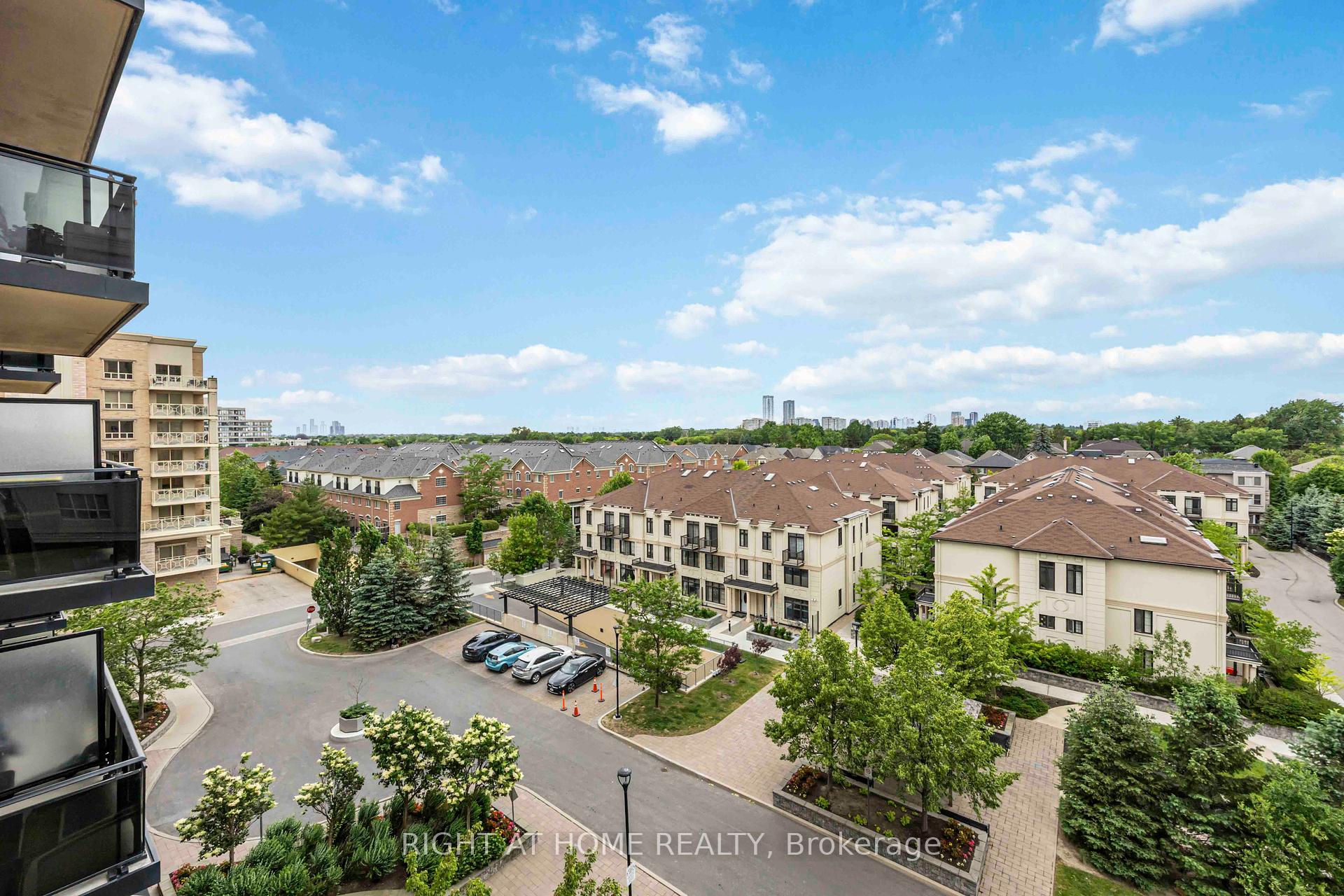 2 Bedrooms Co-op at 520 Steeles, Vaughan For sale