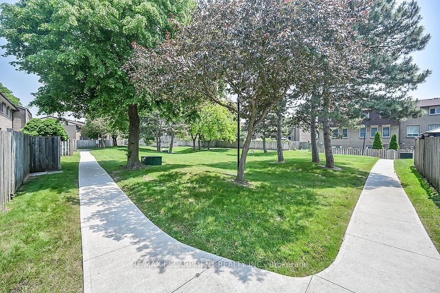 3 Bedrooms Condo at 1115 Paramount, Hamilton For sale