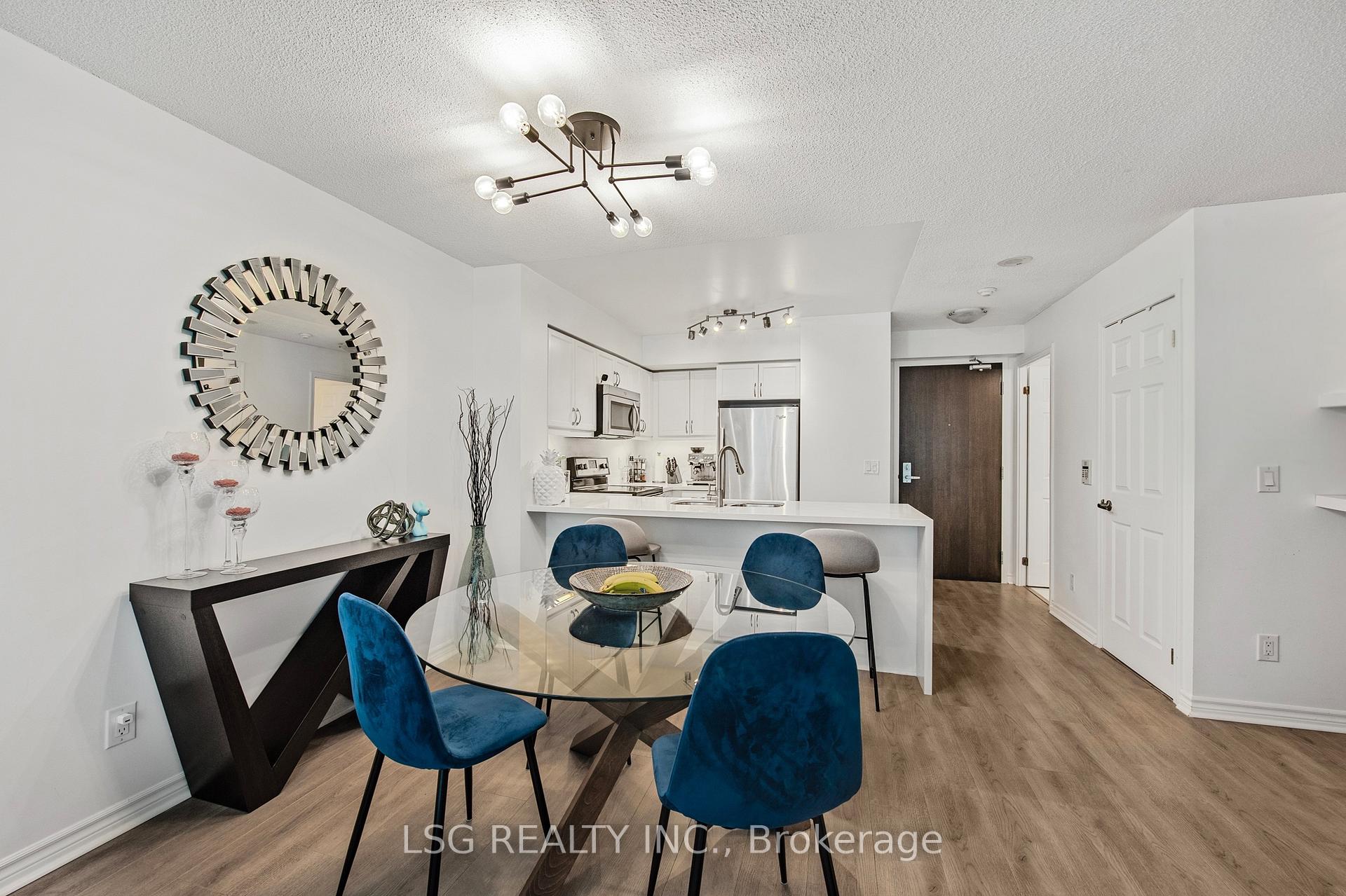 2 Bedrooms Condo at 19 Grand Trunk, Toronto For sale