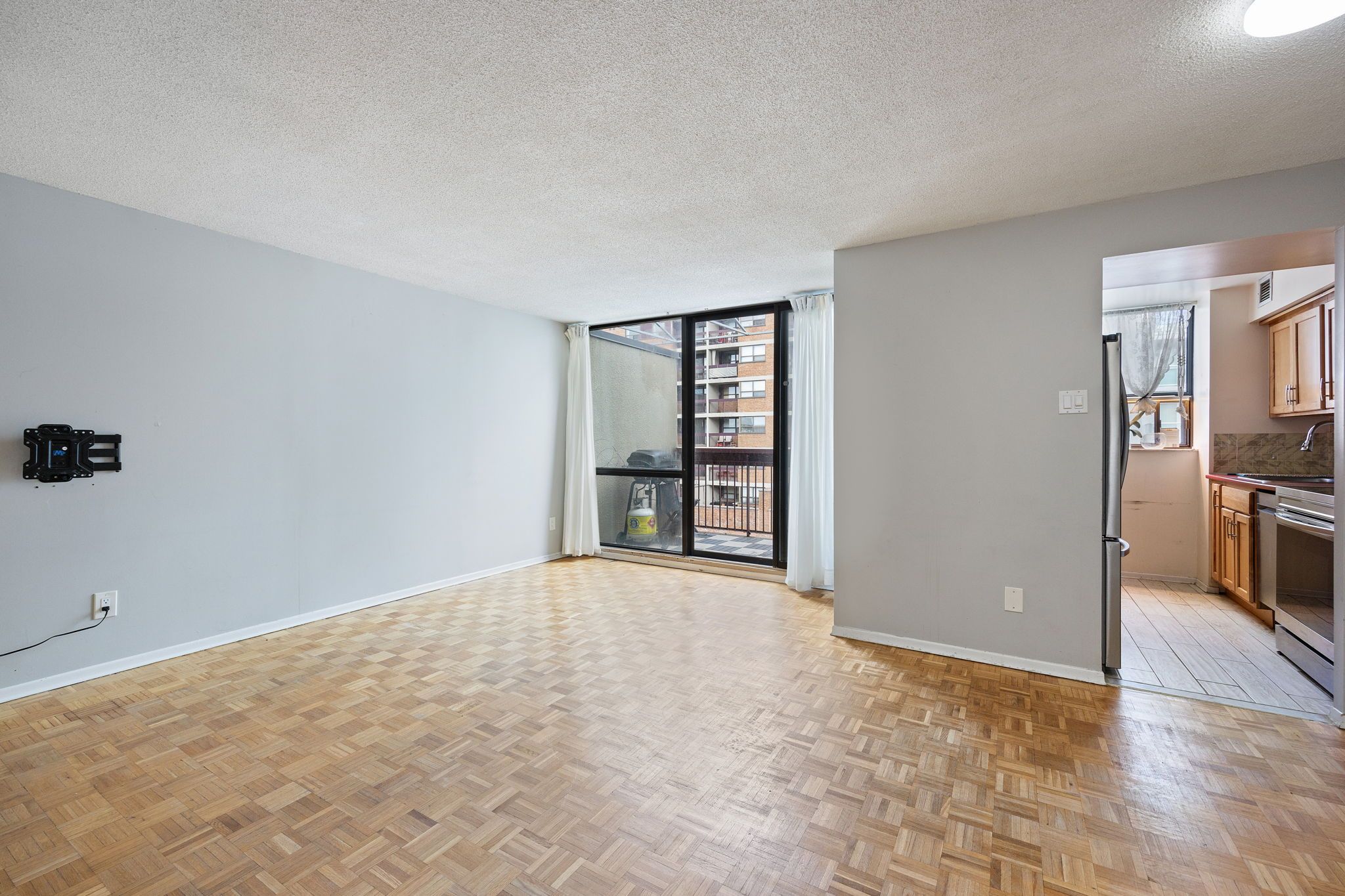 89 Mccaul Street 923