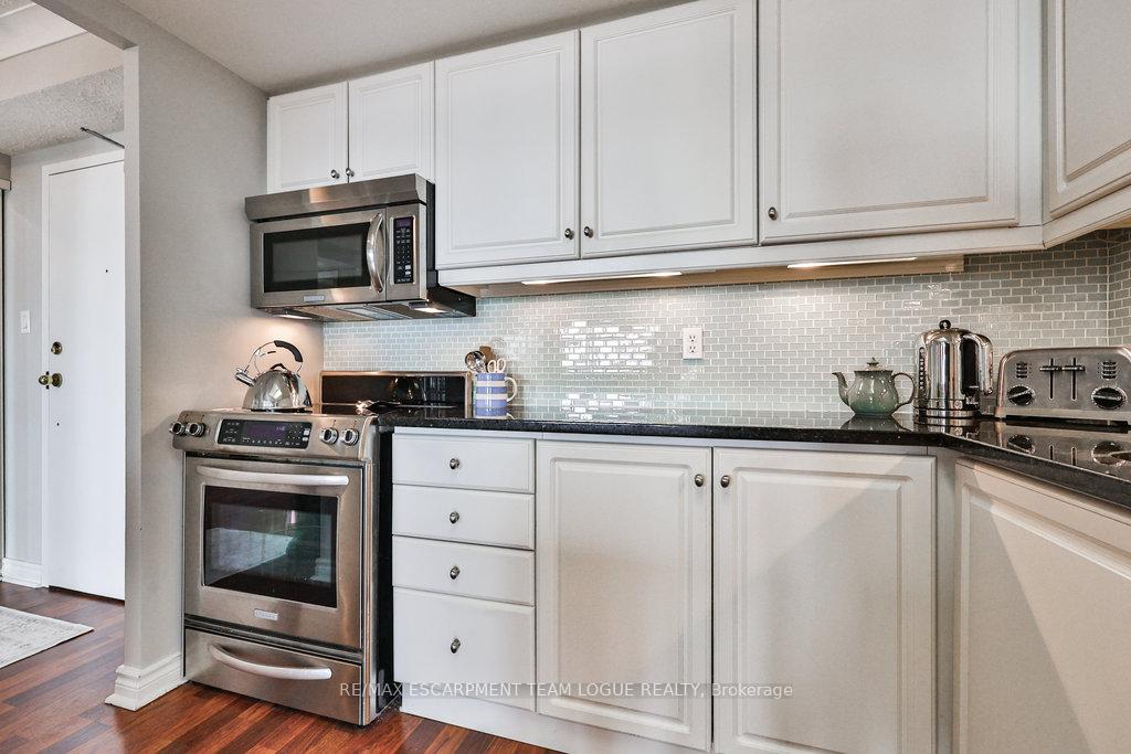 2 Bedrooms Condo at 2121 Lakeshore,  Burlington For sale