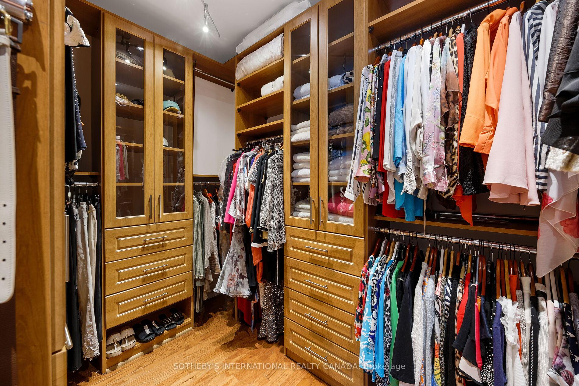 2 Bedrooms Condo at 935 Royal York, Toronto For sale