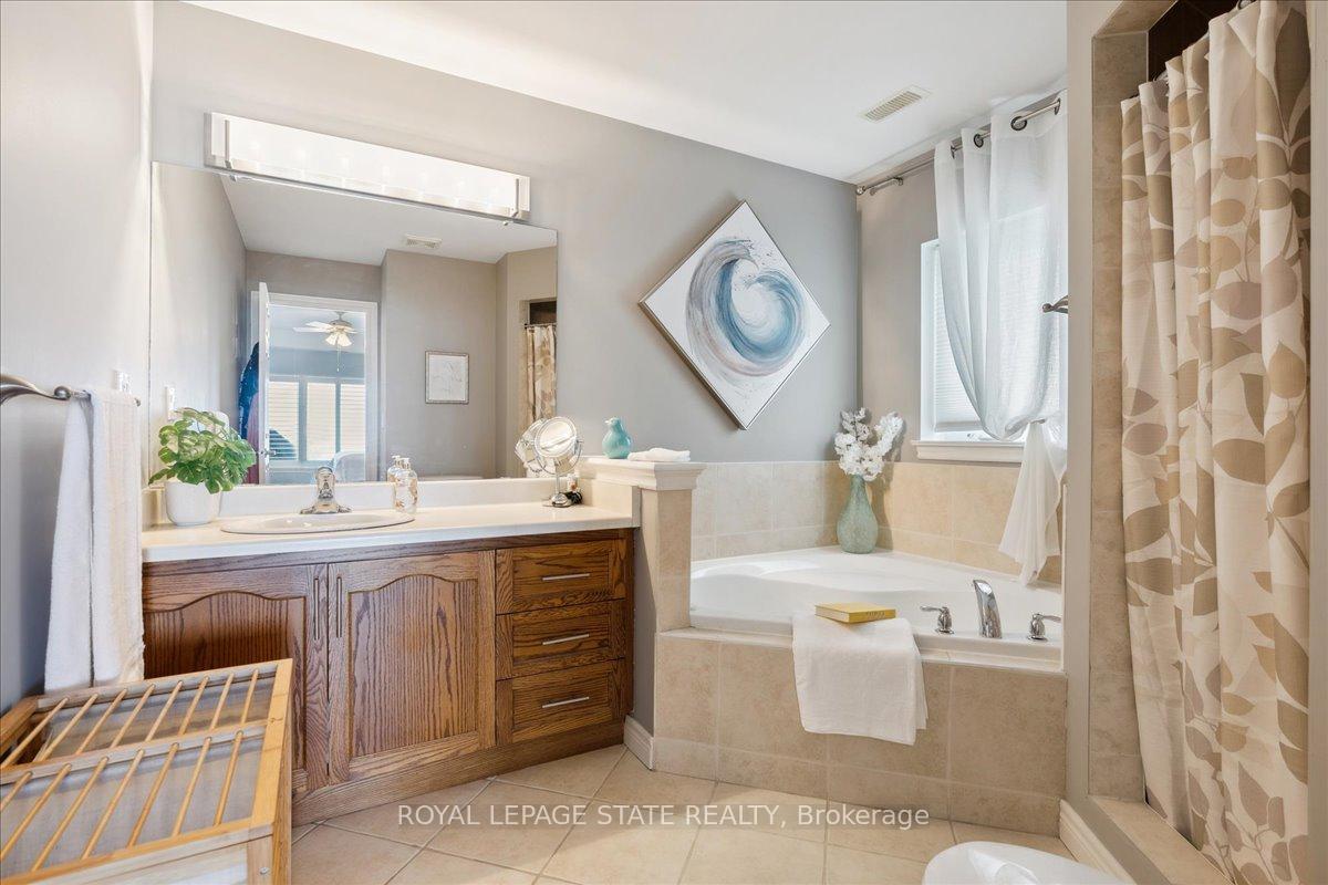 2 Bedrooms Condo at 484 Millen,  Hamilton For sale