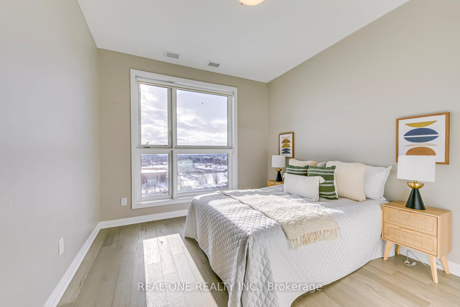 2 Bedrooms Condo at 95 Dundas, Oakville For sale