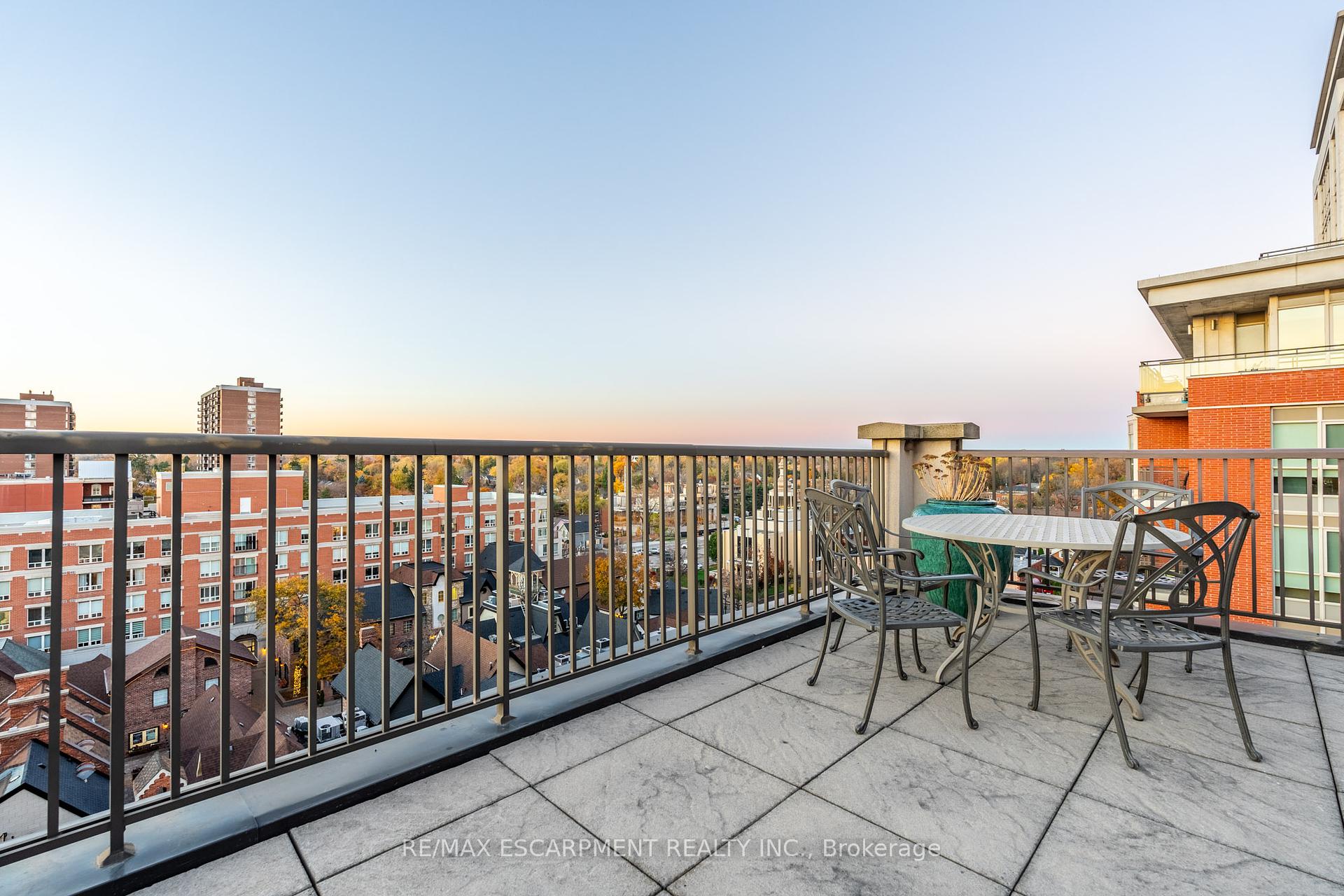 2 Bedrooms Condo at 399 Elizabeth, Burlington For sale