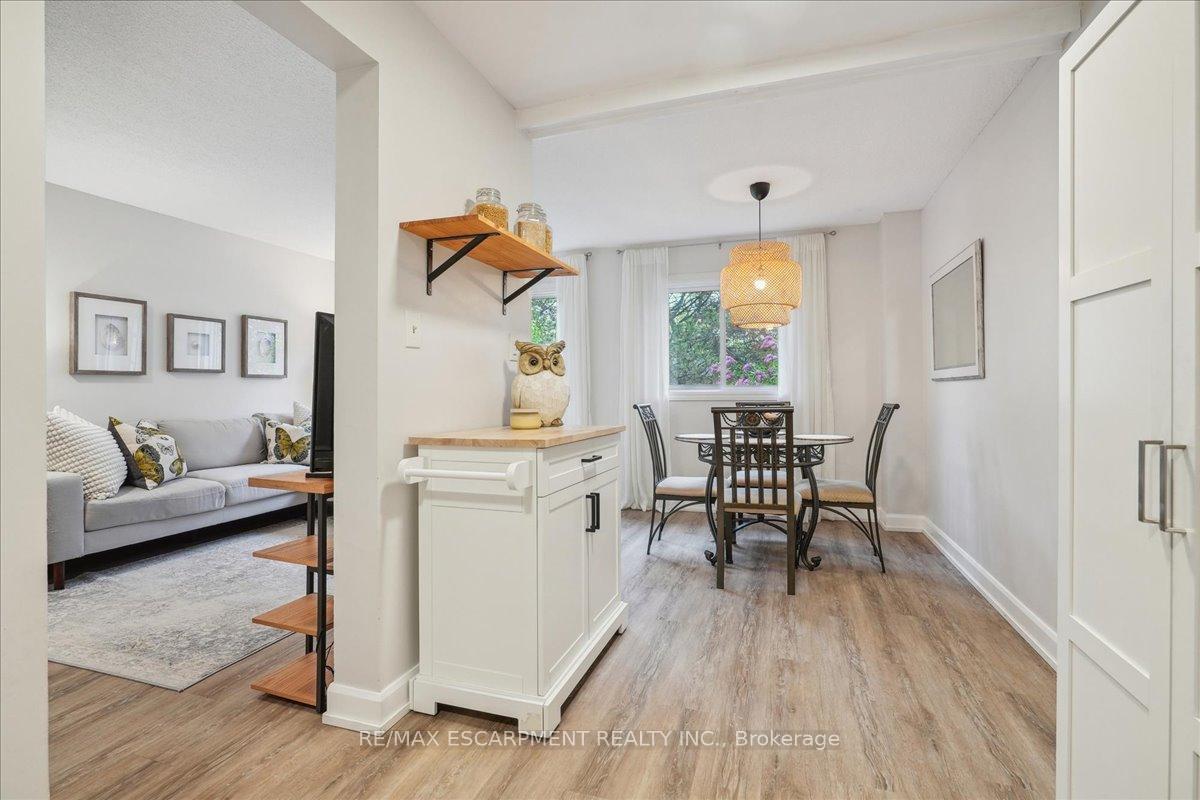 3 Bedrooms Condo at 680 Regency, Burlington For sale