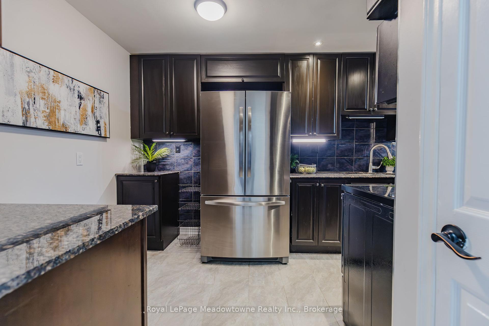 3 Bedrooms Condo at 6240 Montevideo, Mississauga For sale