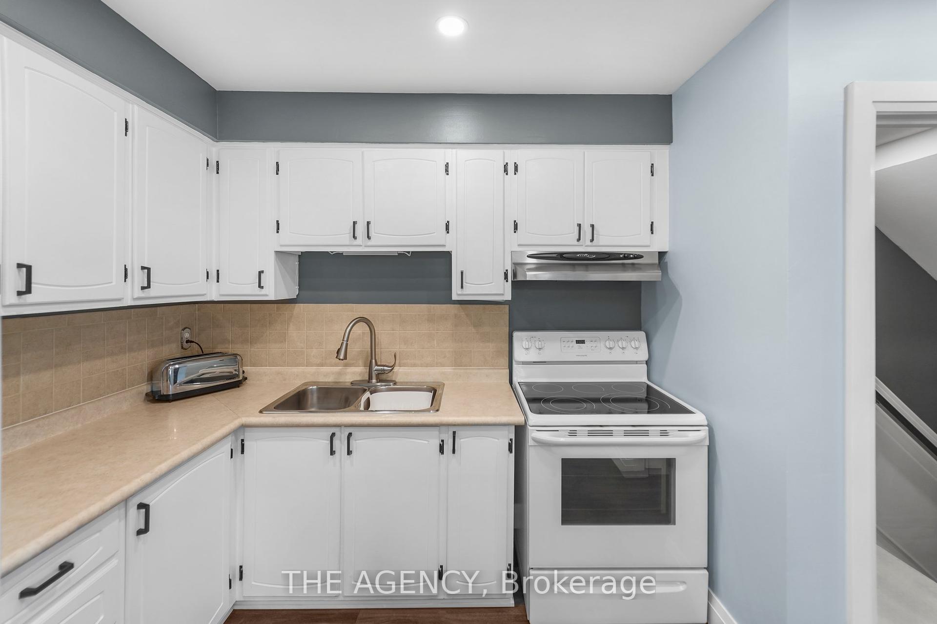 3 Bedrooms Condo at 965 Francis, Burlington For sale