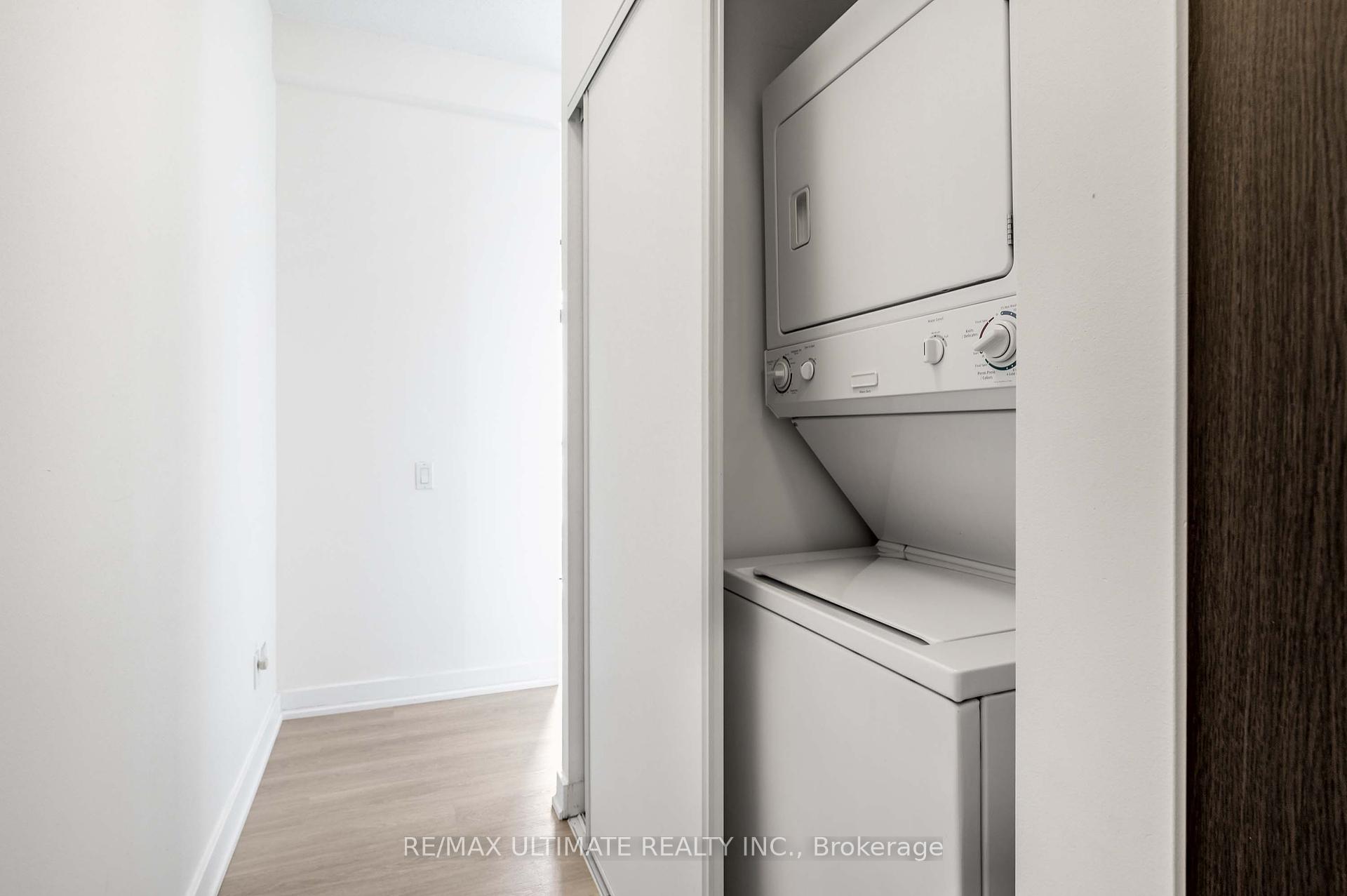 2 Bedrooms Condo at 33 Charles, Toronto For sale