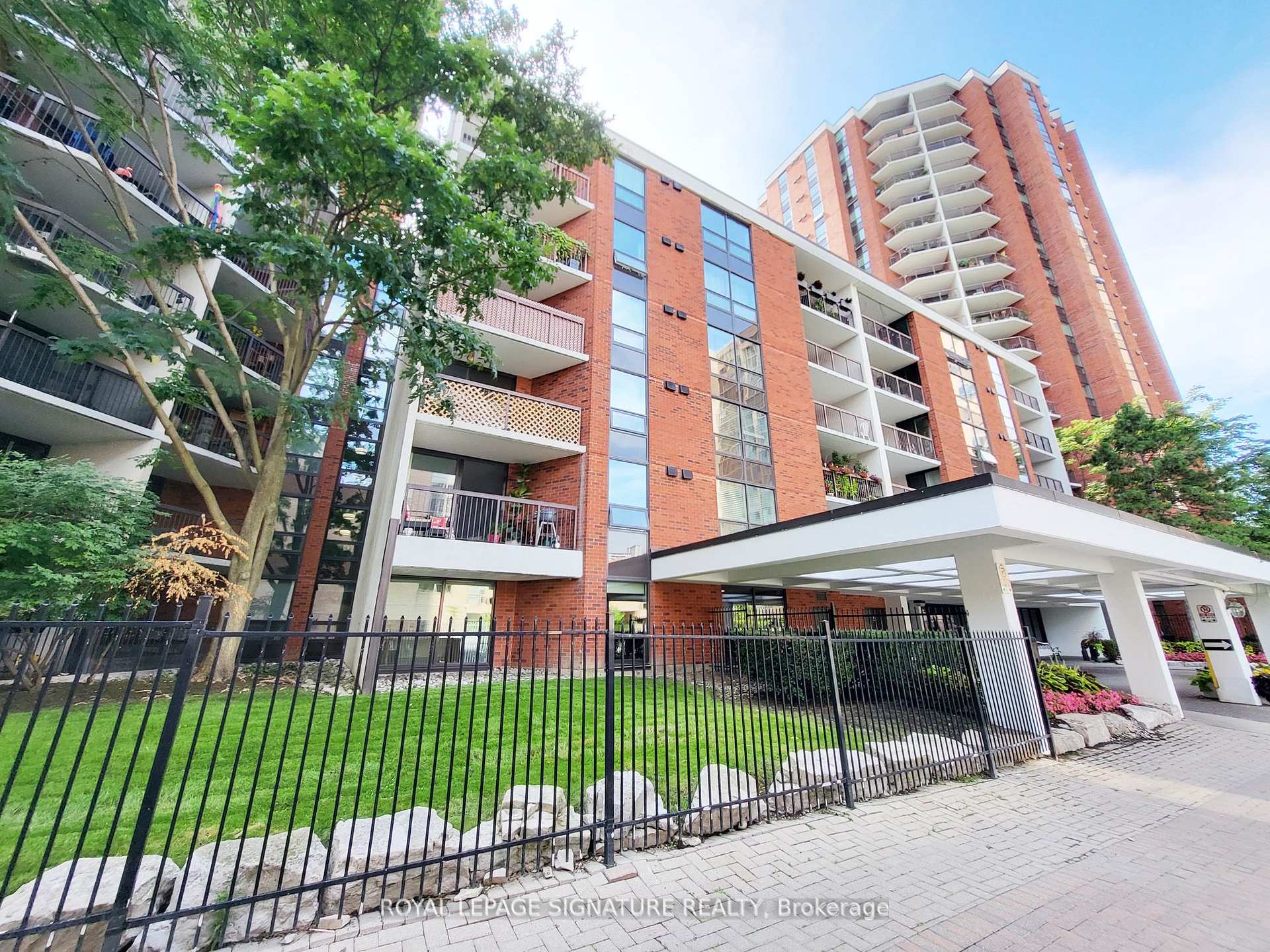 2 Bedrooms Condo at 77 Maitland, Toronto For sale