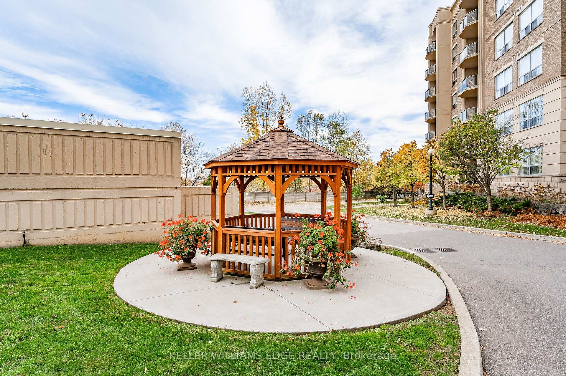 2 Bedrooms Condo at 2085 Amherst Heights,  Burlington For sale
