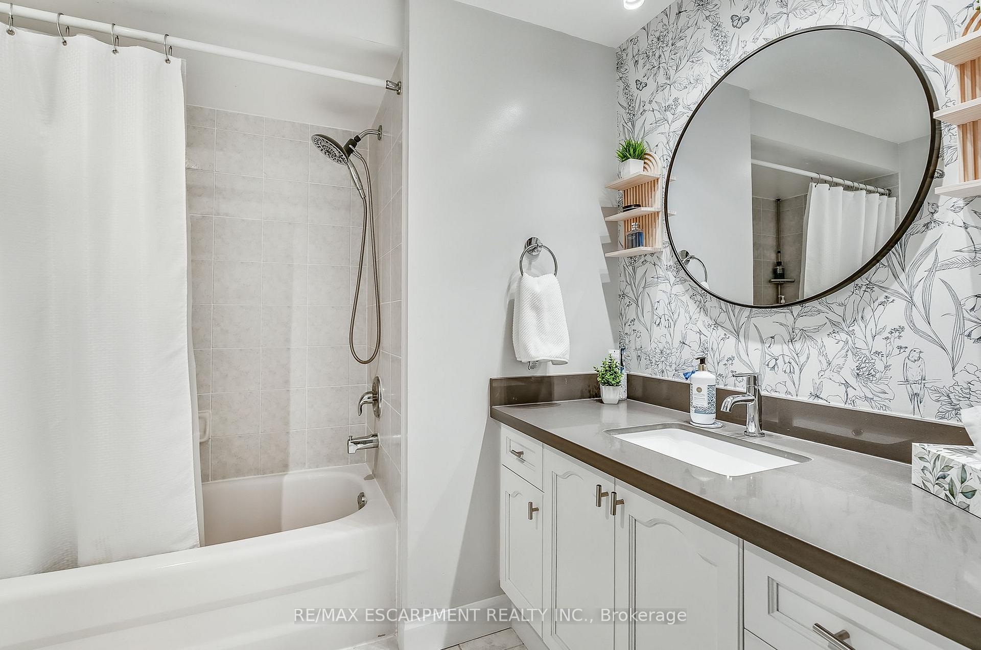2 Bedrooms Condo at 4045 UPPER MIDDLE, Burlington For sale