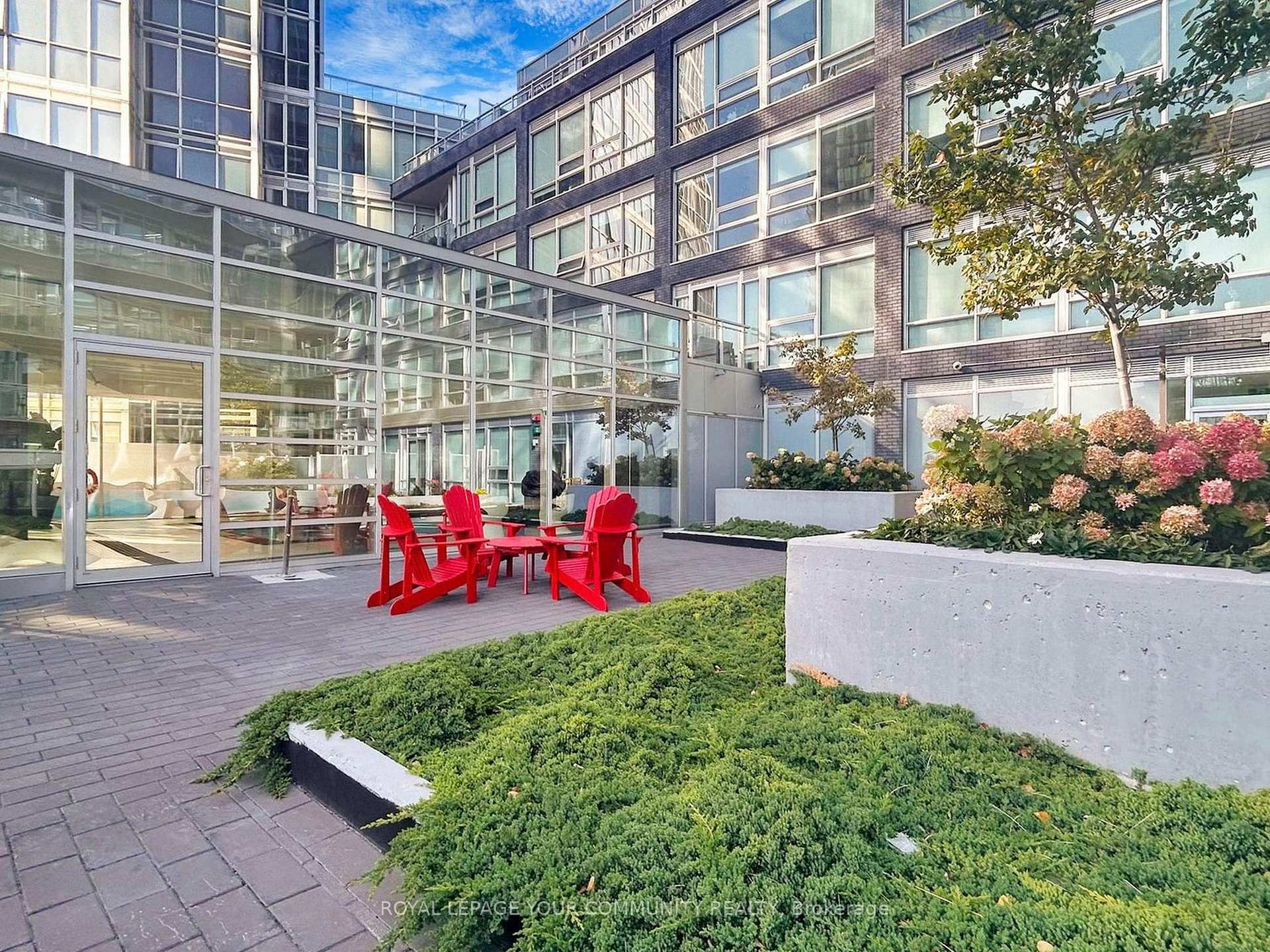 2 Bedrooms Condo at 2908 Highway 7, Vaughan For sale