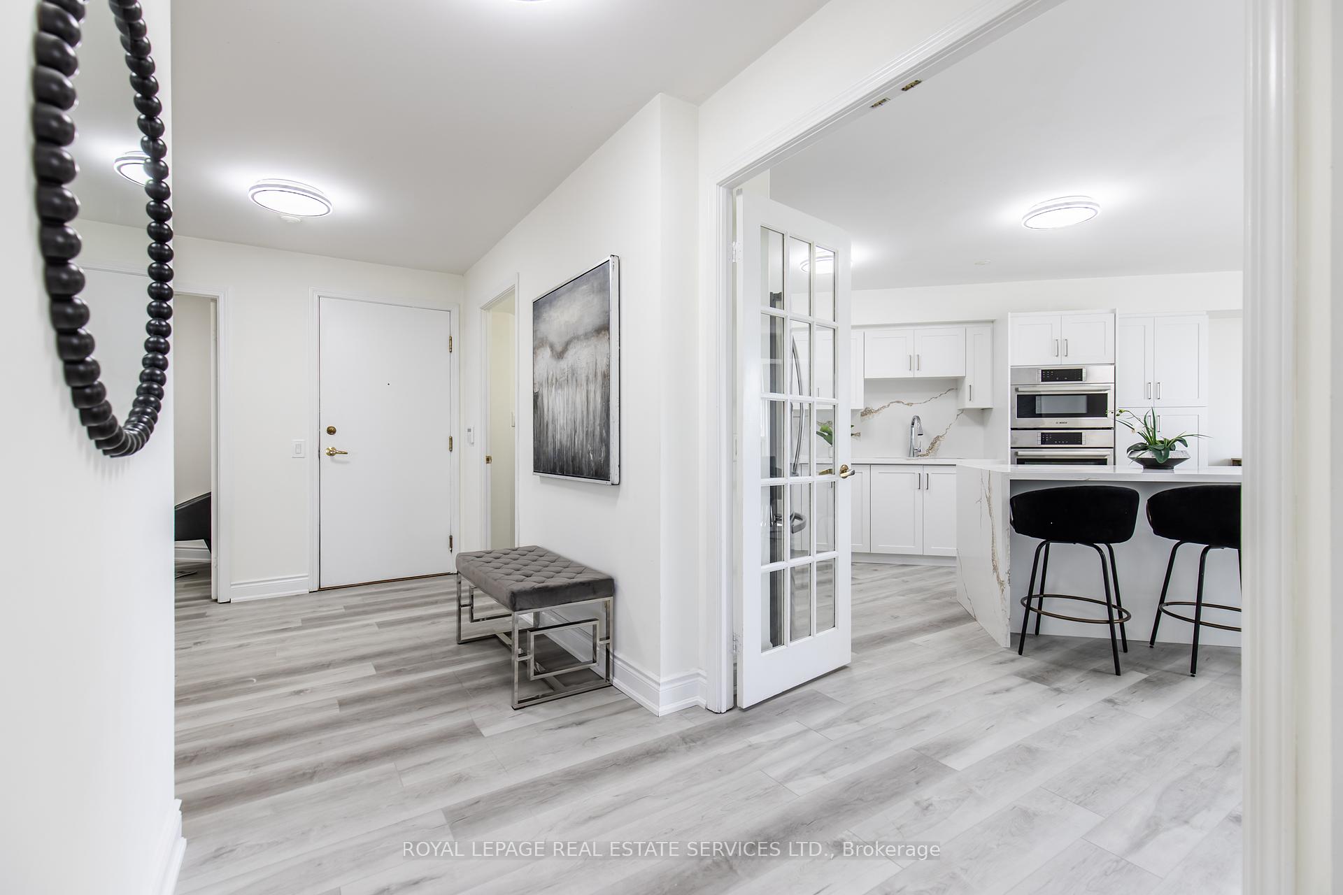 3 Bedrooms Condo at 25 Kingsbridge Garden, Mississauga For sale