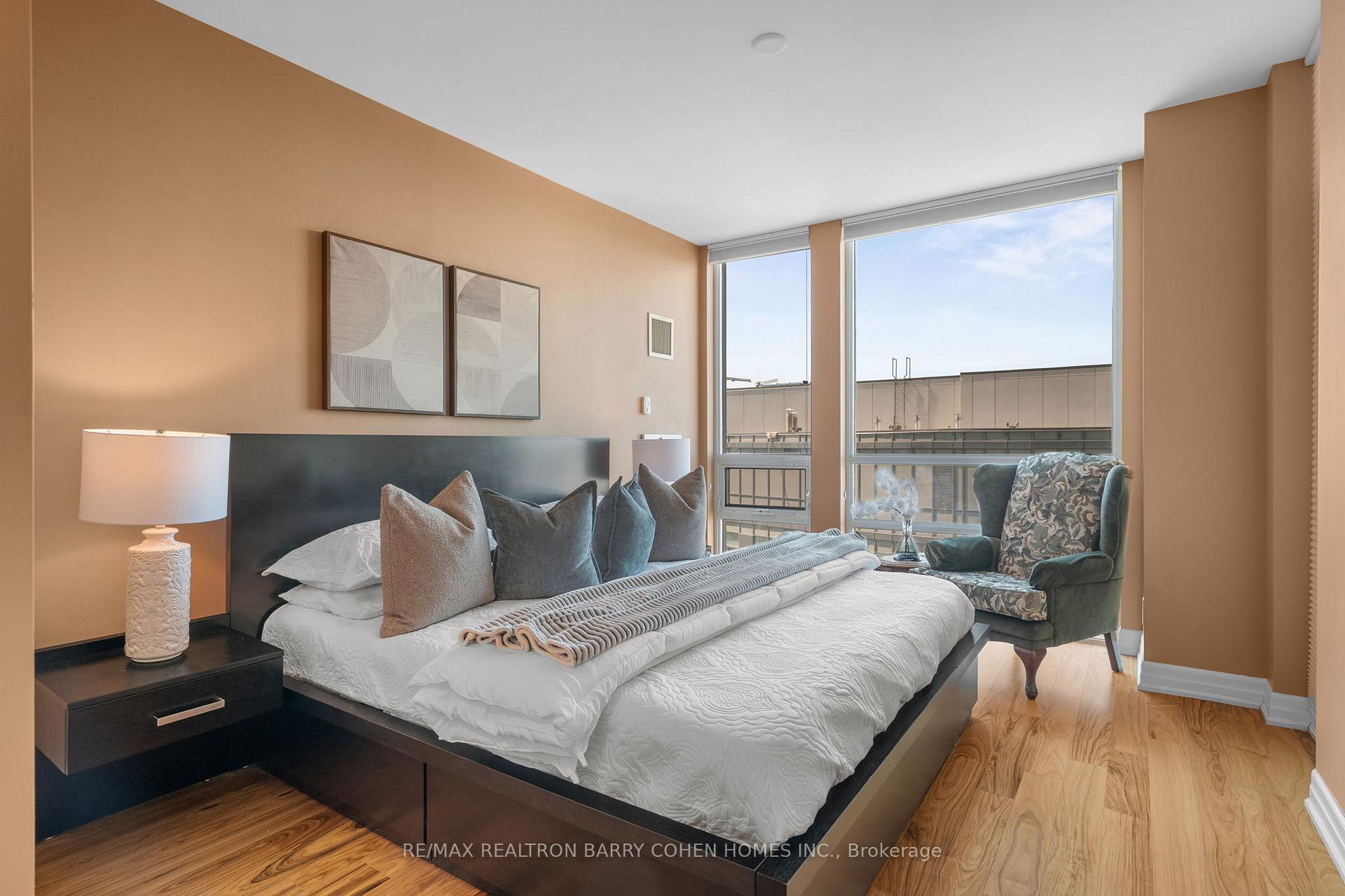 3 Bedrooms Condo at 500 St Clair, Toronto For sale