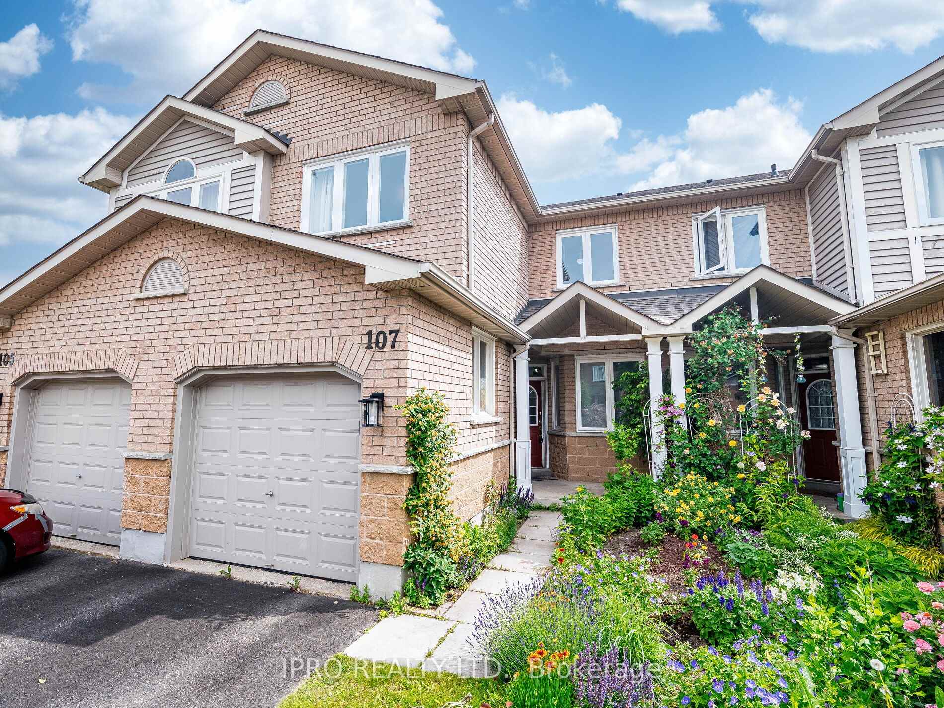 4 Bedrooms Condo at 833 Scollard, Mississauga For sale