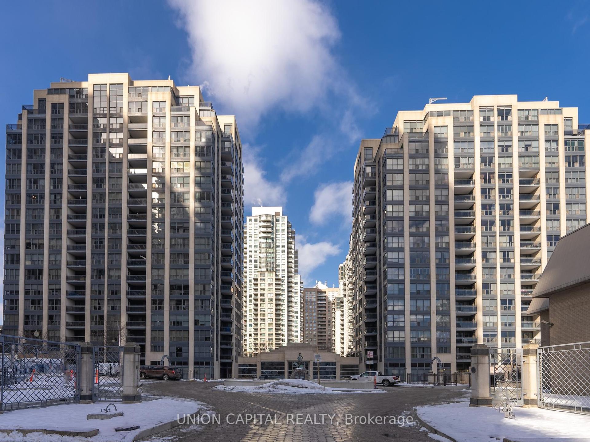 3 Bedrooms Condo at 28 Hollywood, Toronto For sale