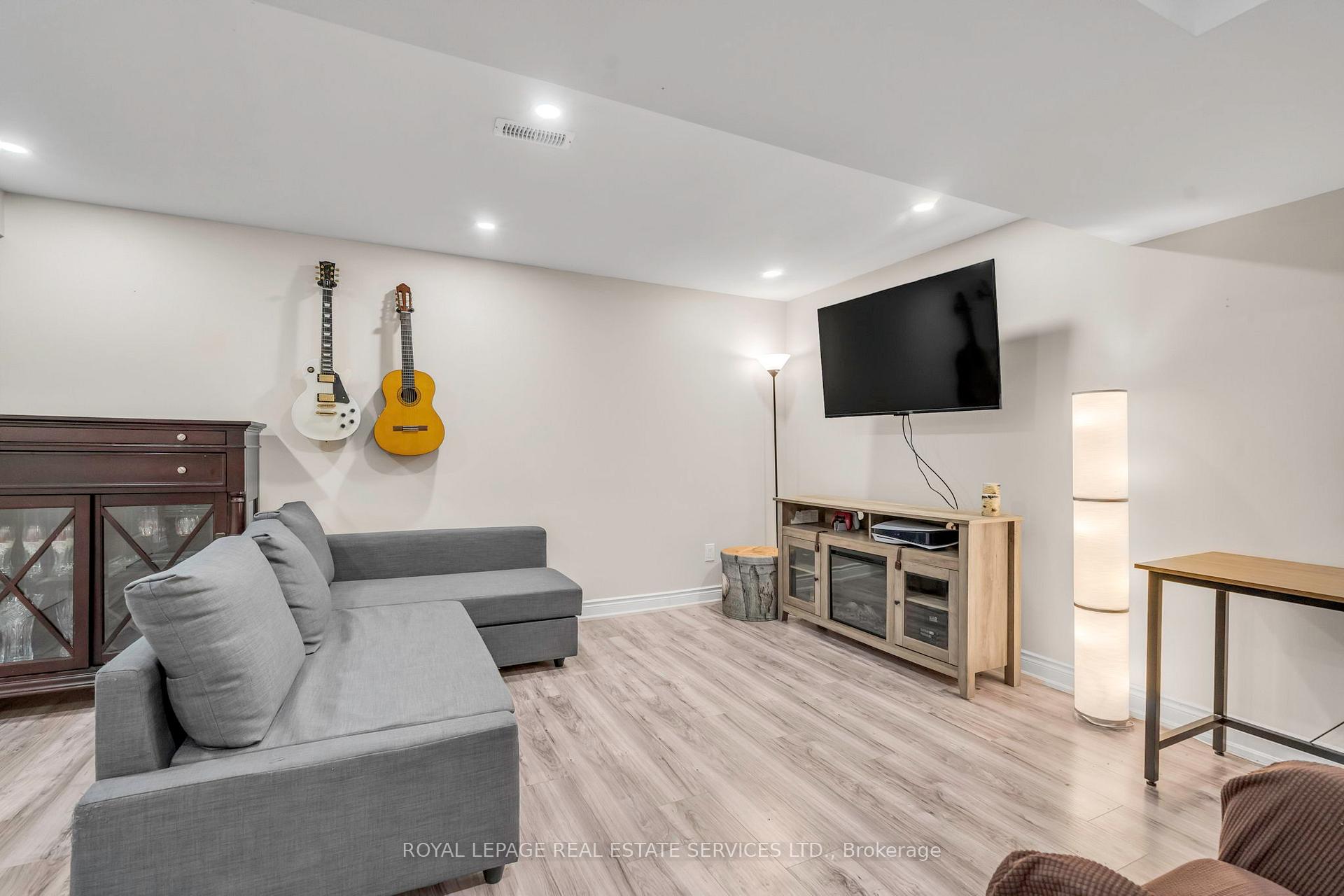 3 Bedrooms Condo at 3040 Fifth, Mississauga For sale