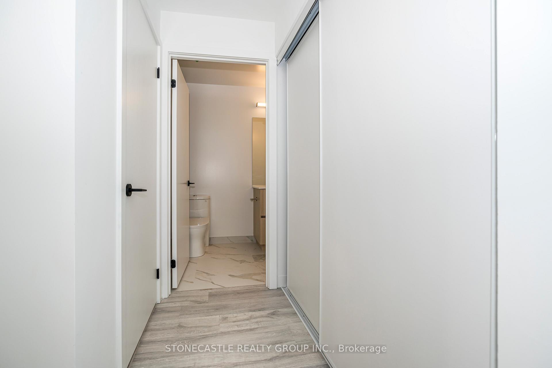 3 Bedrooms Condo at 220 Missinnihe, Mississauga For sale