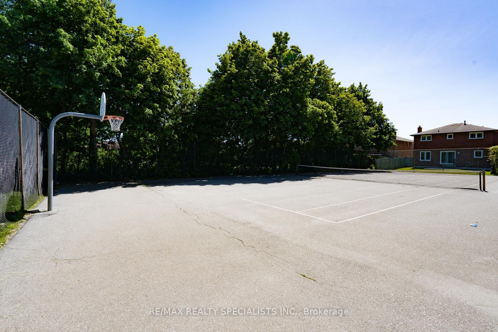 3 Bedrooms Condo at 2556 Argyle, Mississauga For sale