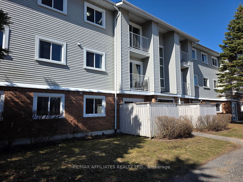 #301 - 26 Pearl Street, Smiths Falls, ON K7A 5B5