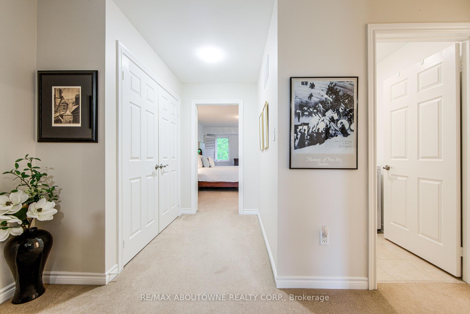 4 Bedrooms Condo at 300 Ravineview, Oakville For sale