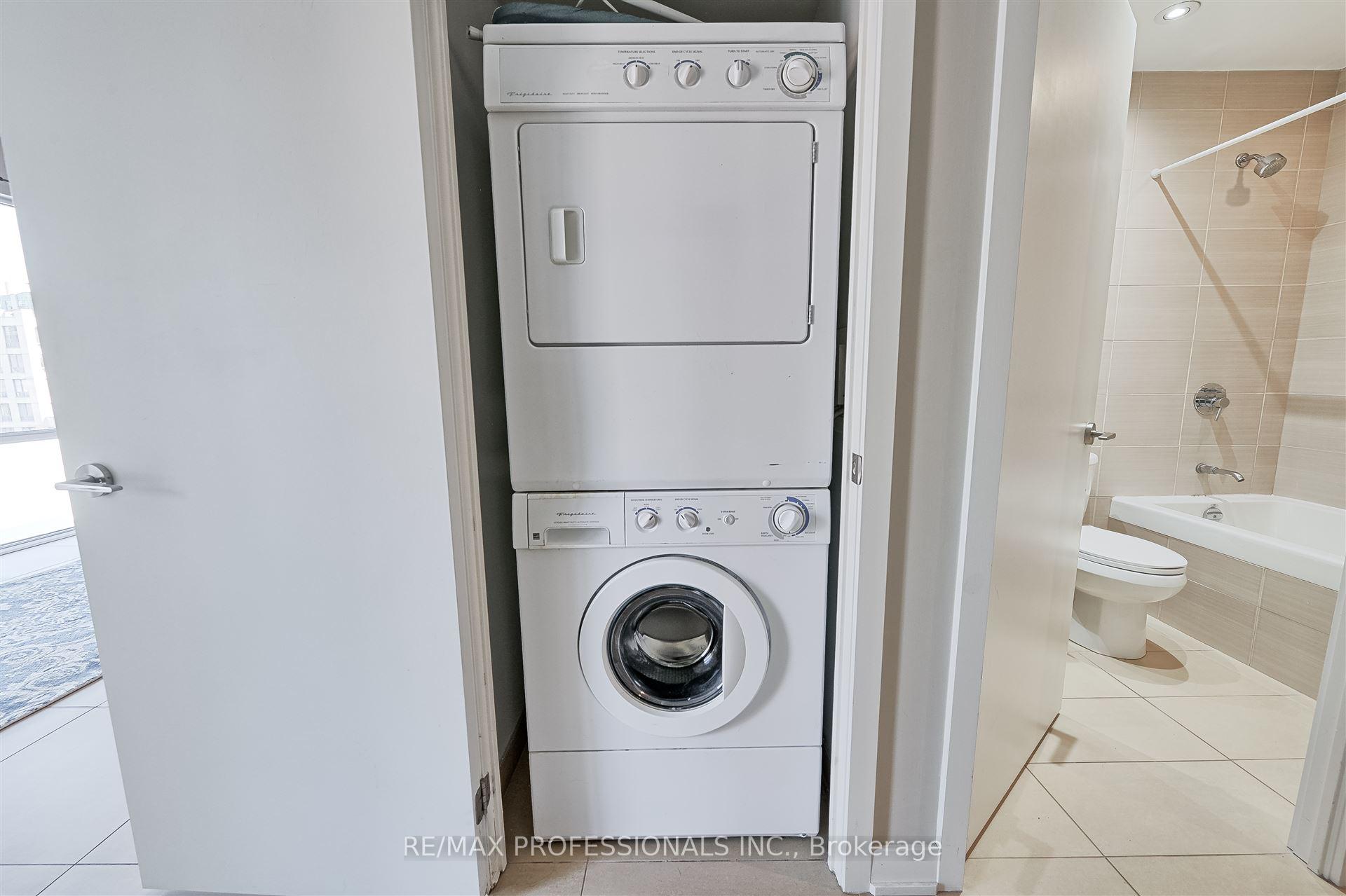 2 Bedrooms Condo at 3 Market, Toronto For sale