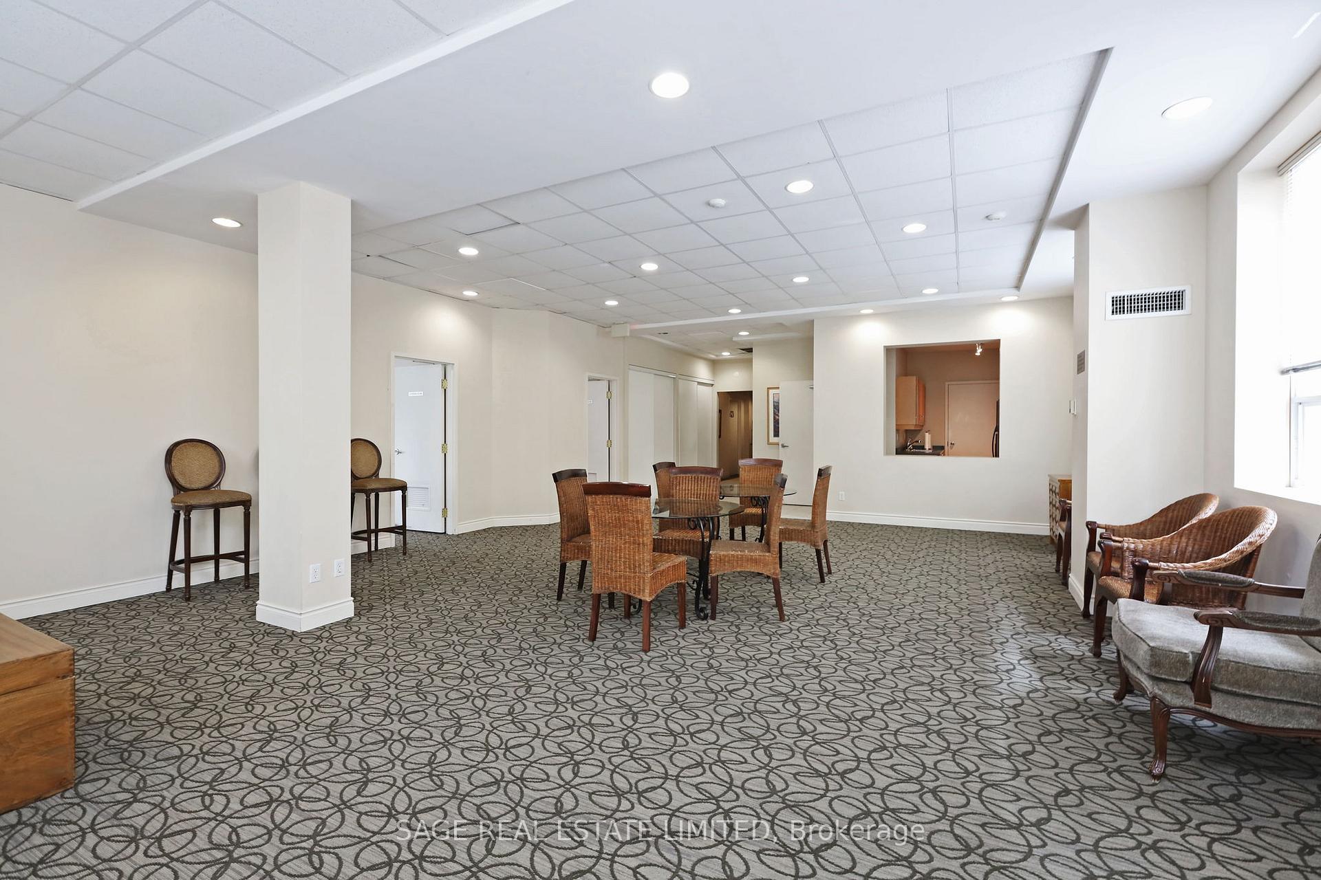 2 Bedrooms Condo at 55 Lorindale, Toronto For sale
