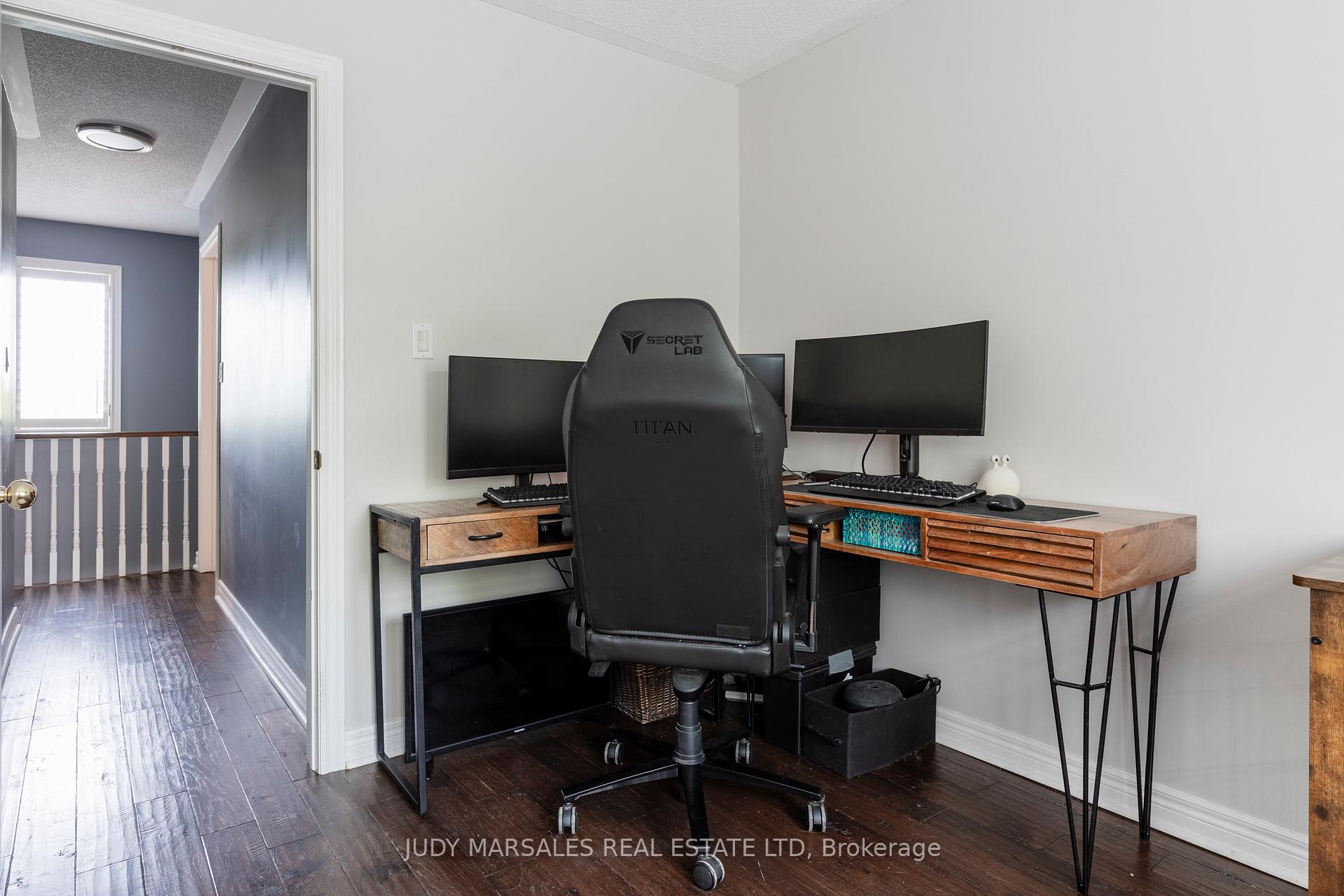 3 Bedrooms Condo at 100 Beddoe, Hamilton For sale