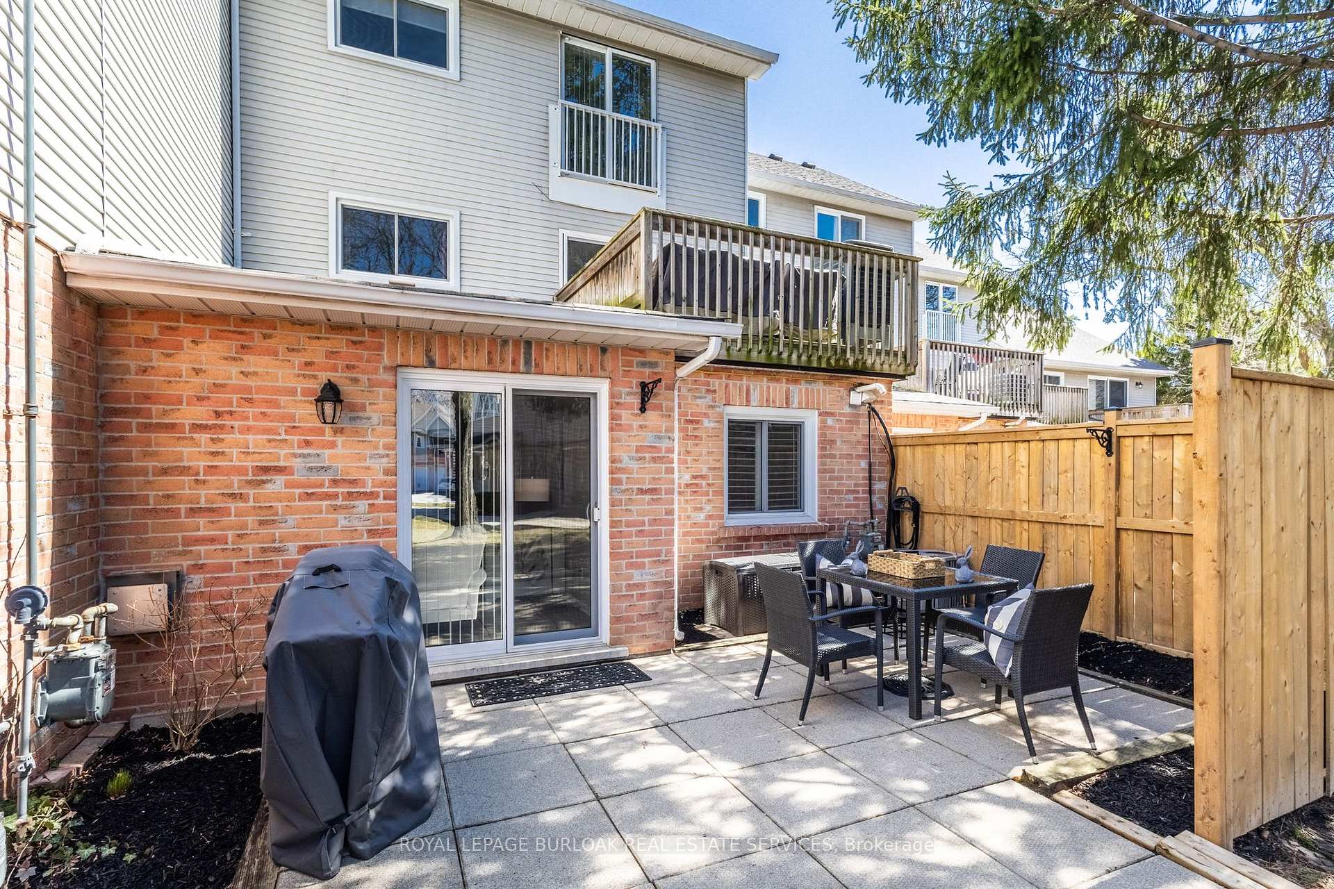 2 Bedrooms Condo at 2110 Cleaver, Burlington For sale