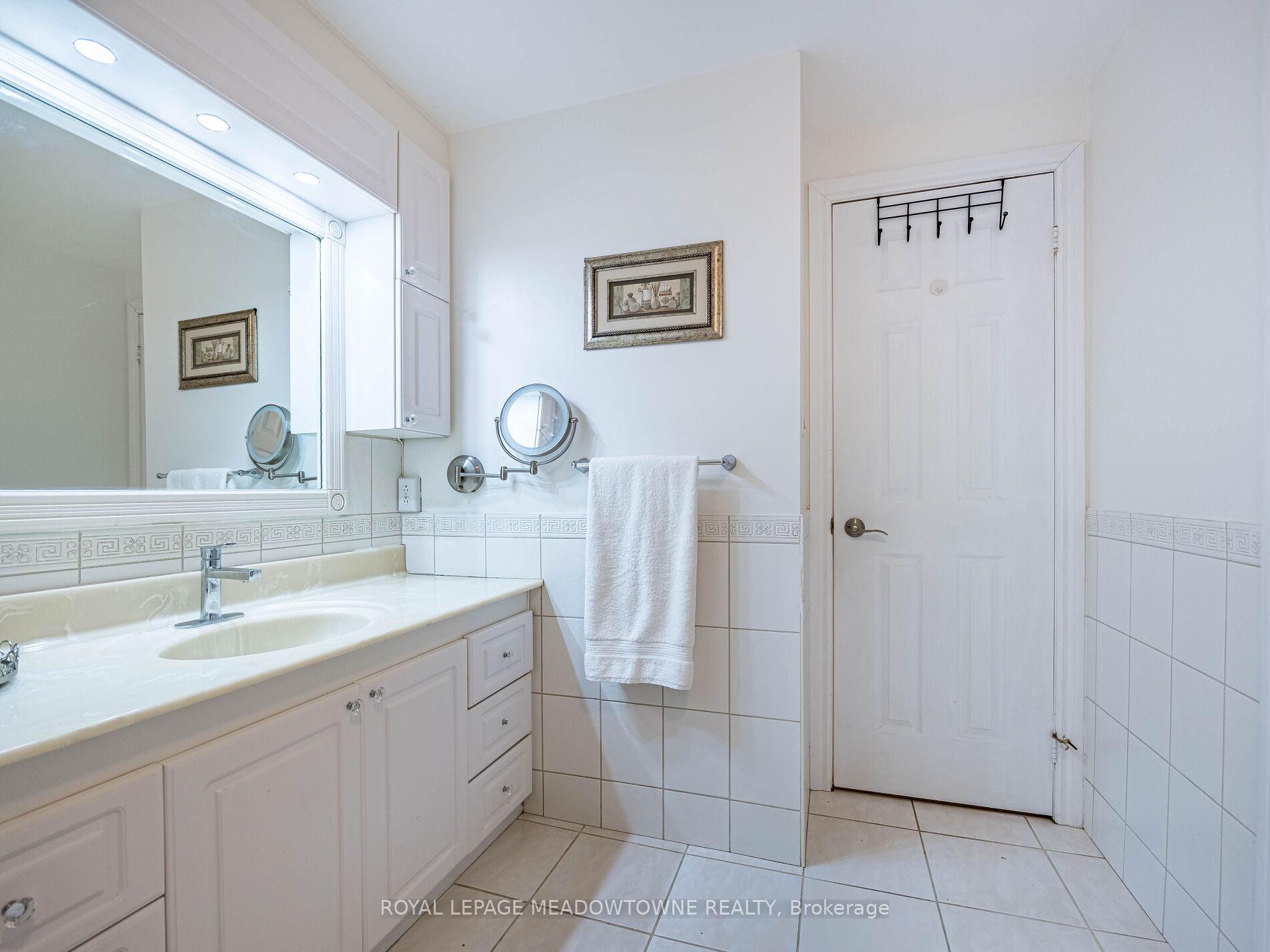3 Bedrooms Condo at 6780 Formentera, Mississauga For sale