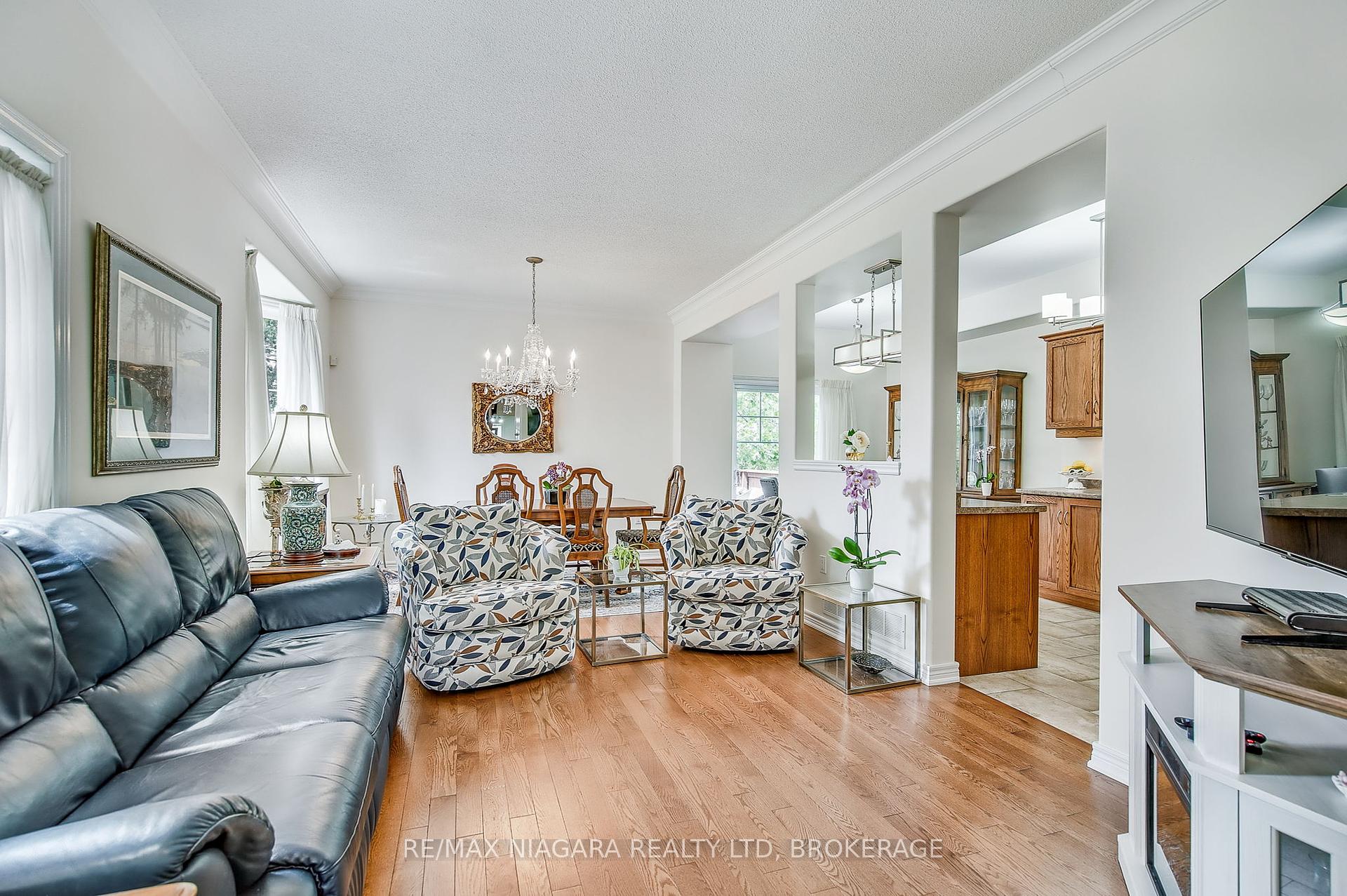 3 Bedrooms Condo at 5 Liddycoat, Hamilton For sale