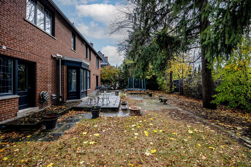 6 Versailles Court