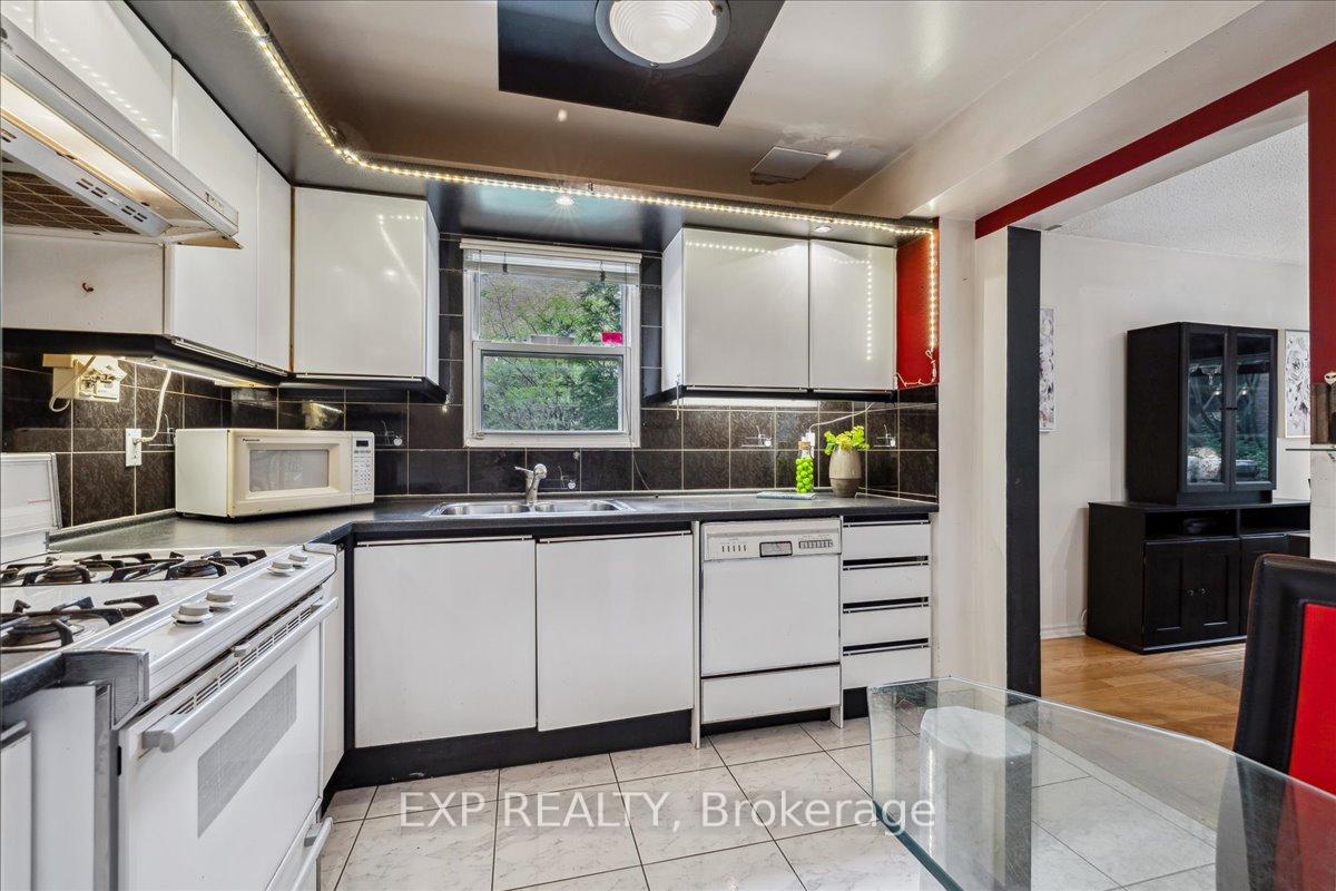3 Bedrooms Condo at 62 Tamarack, Toronto For sale