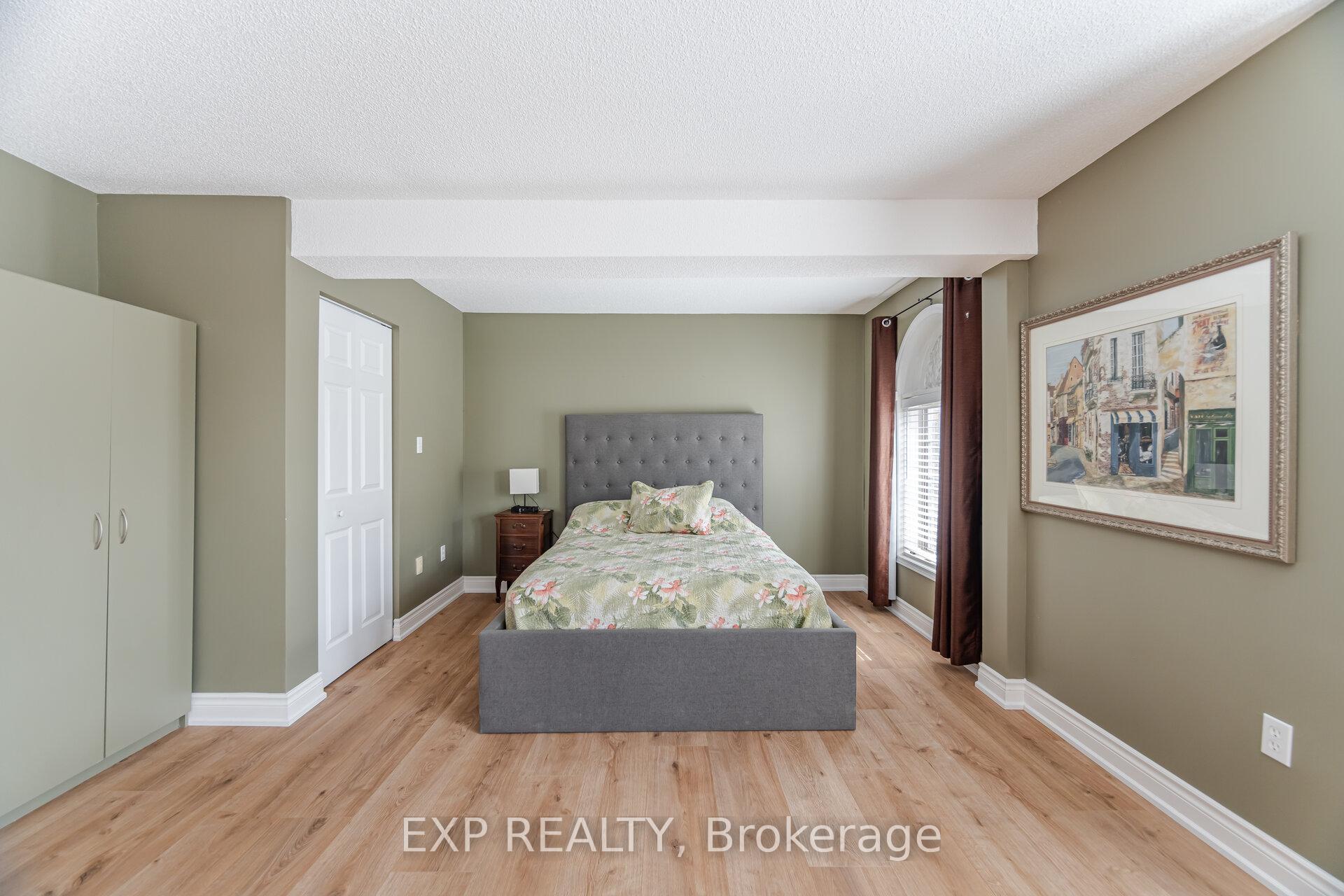 2 Bedrooms Condo at 216 Plains, Burlington For sale