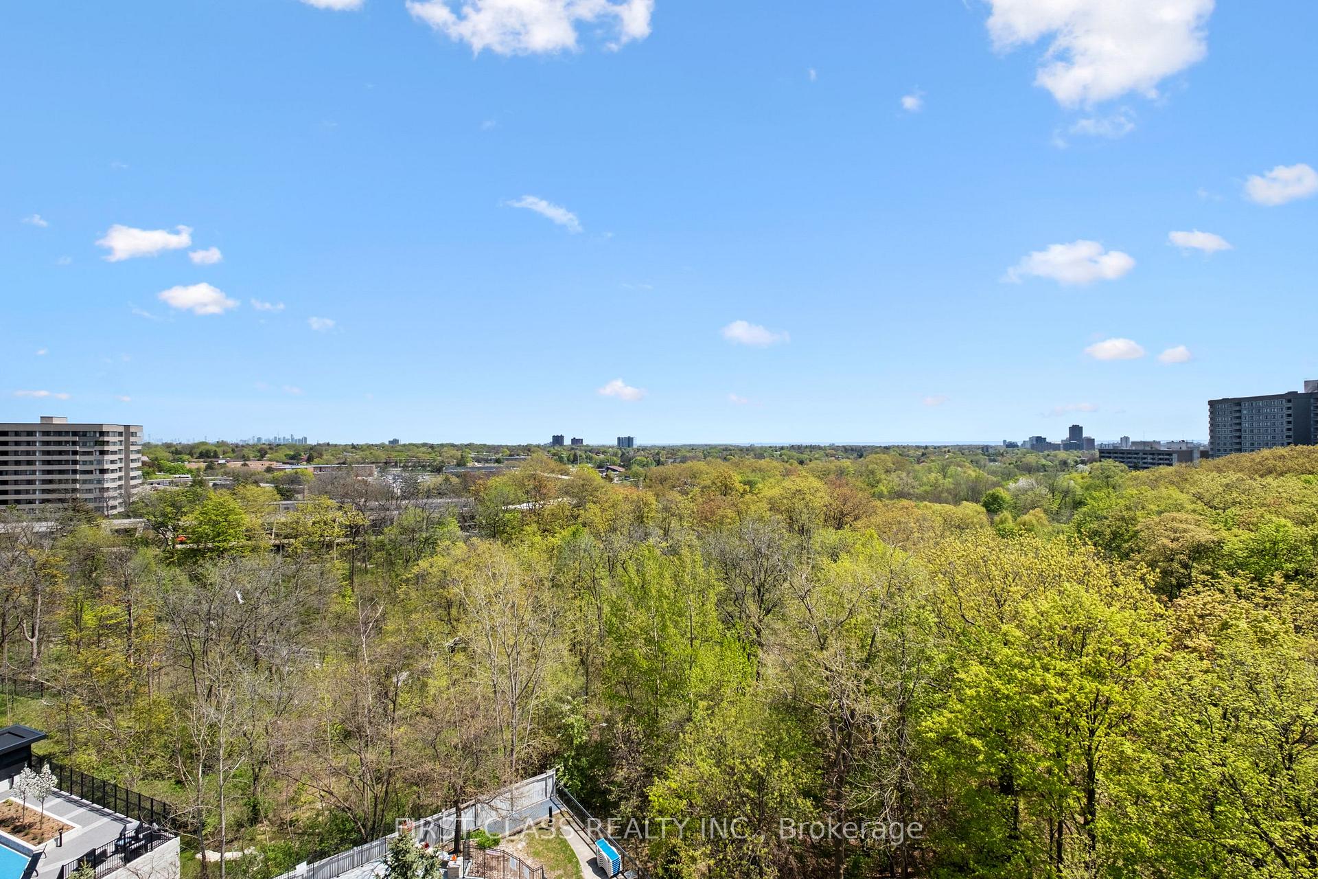 3 Bedrooms Condo at 200 Burnhamthorpe, Mississauga For sale