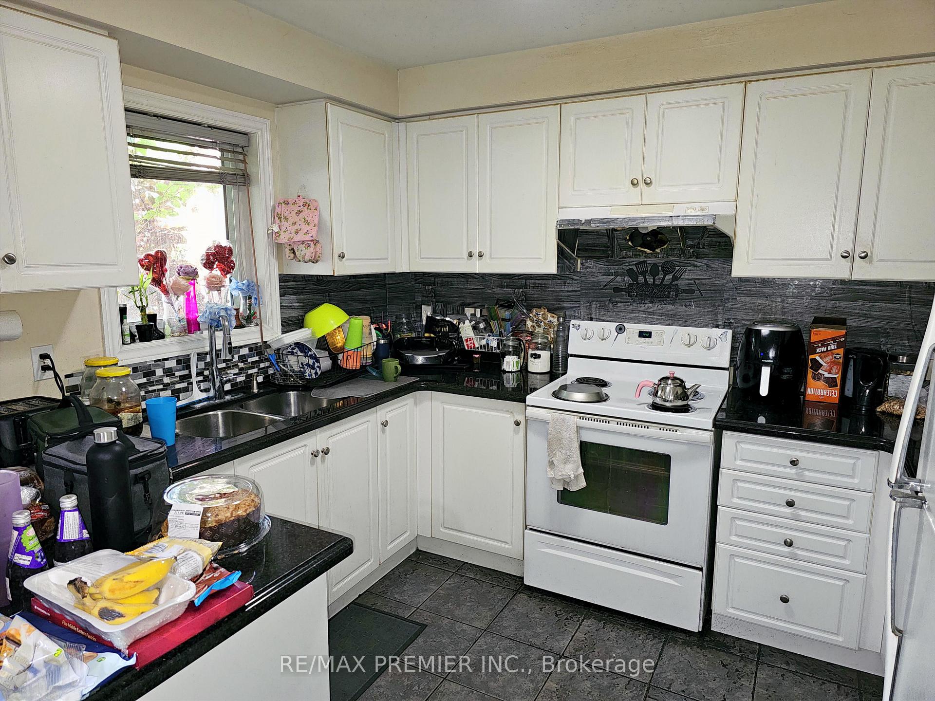 3 Bedrooms Condo at 19 Foxchase, Vaughan For sale