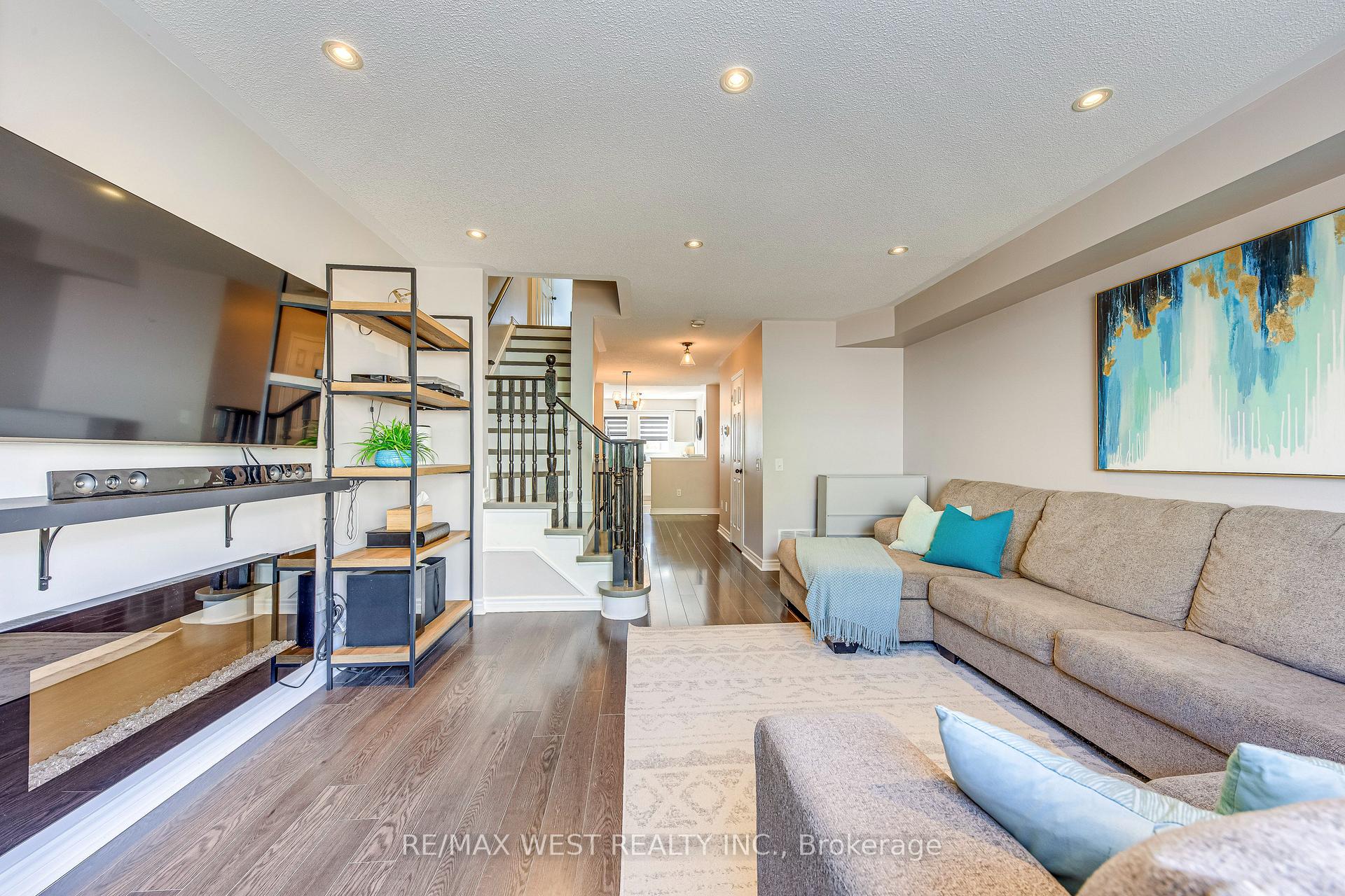 3 Bedrooms Condo at 50 Strathaven, Mississauga For sale