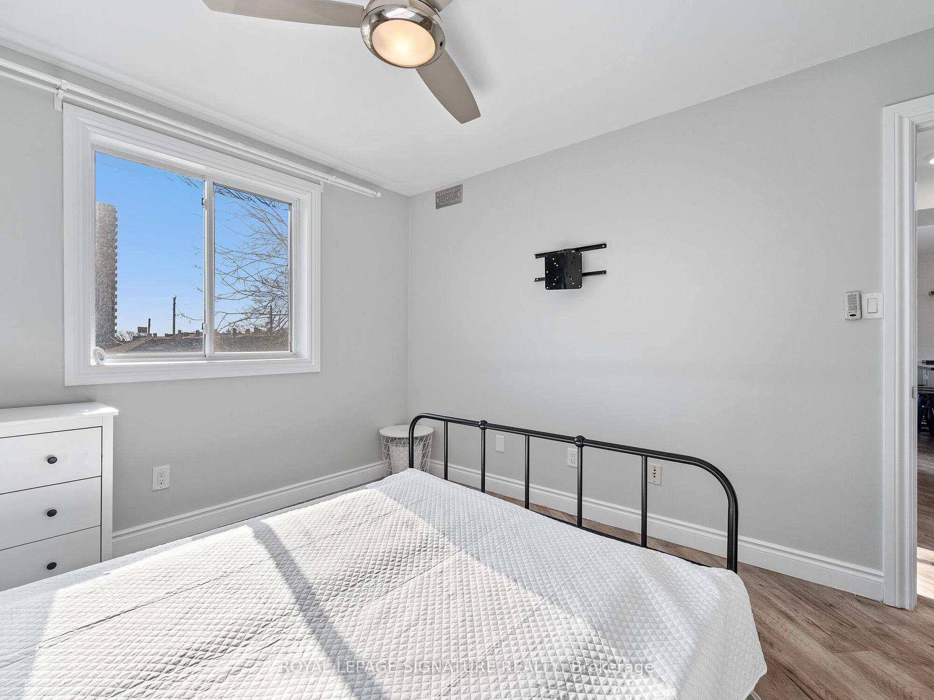 2 Bedrooms Condo at 28 Victoria, Hamilton For sale