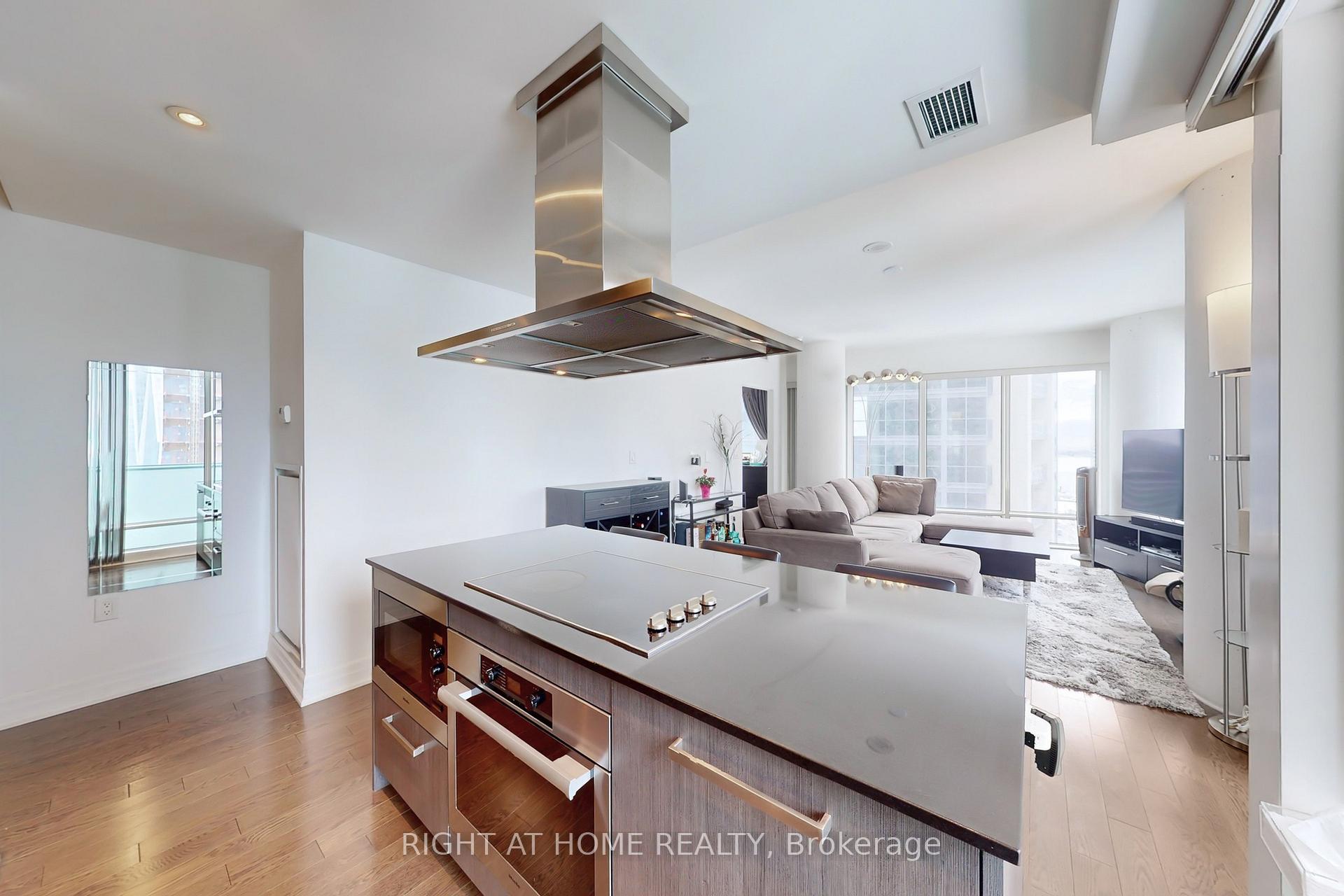 3 Bedrooms Condo at 8 The Esplanade, Toronto For sale