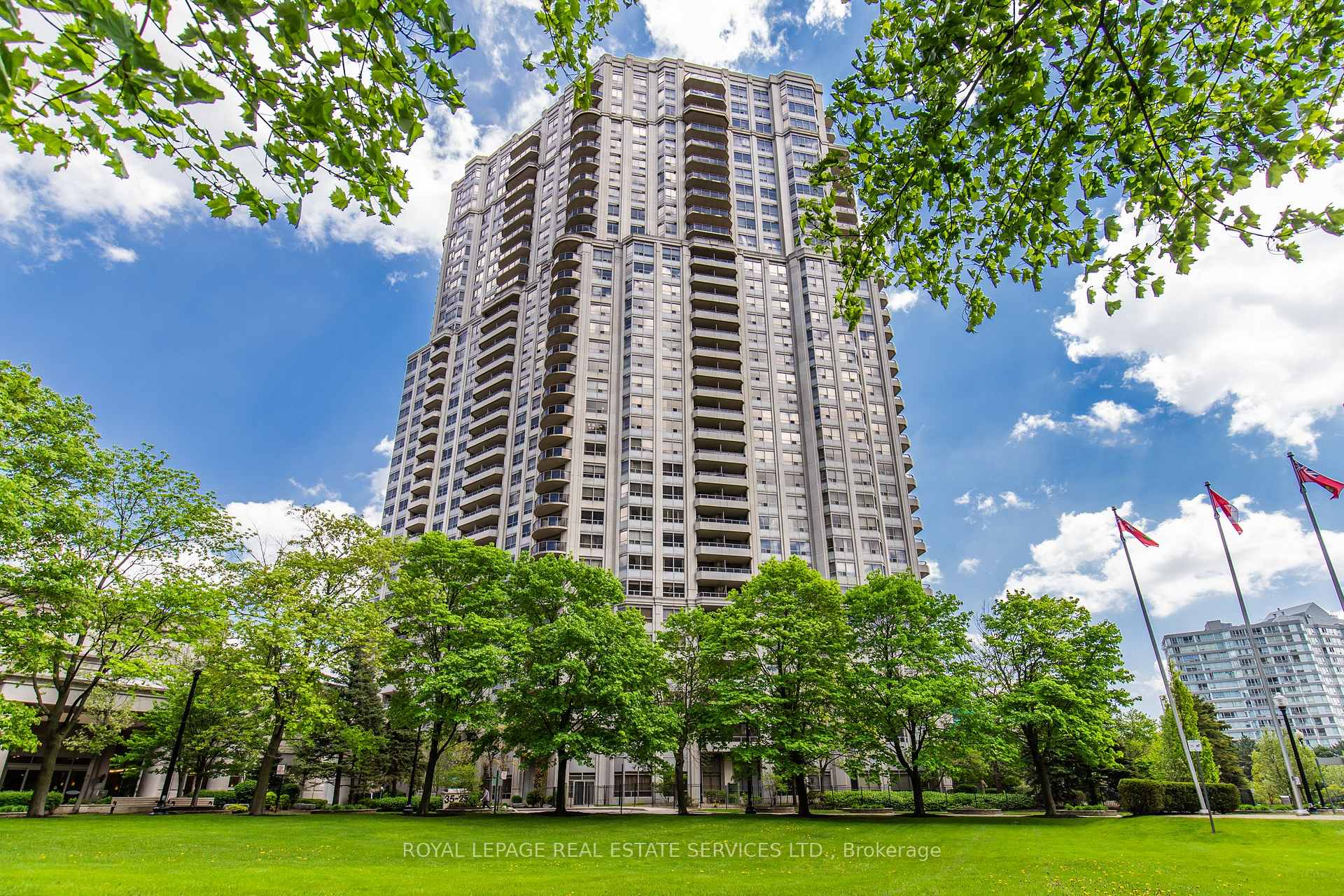 3 Bedrooms Condo at 25 Kingsbridge Garden, Mississauga For sale