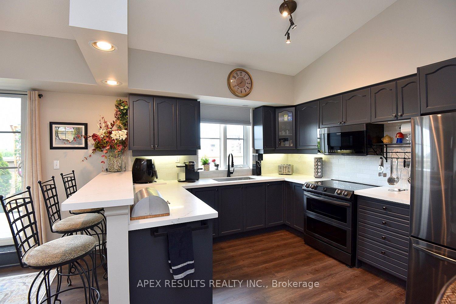3 Bedrooms Condo at 262 Dundas, Hamilton For sale