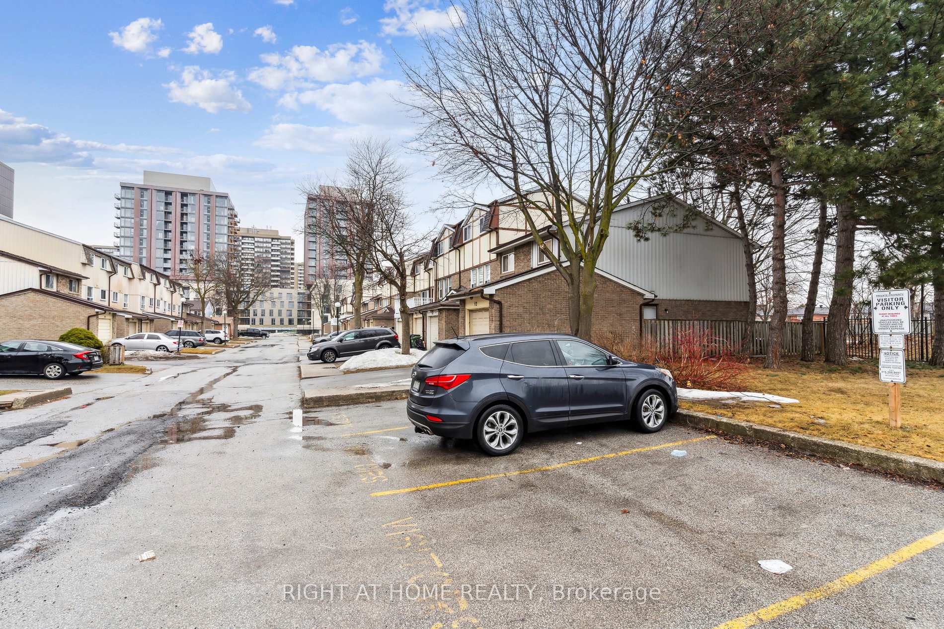 6 Bedrooms Condo at 44 Chester Le, Toronto For sale