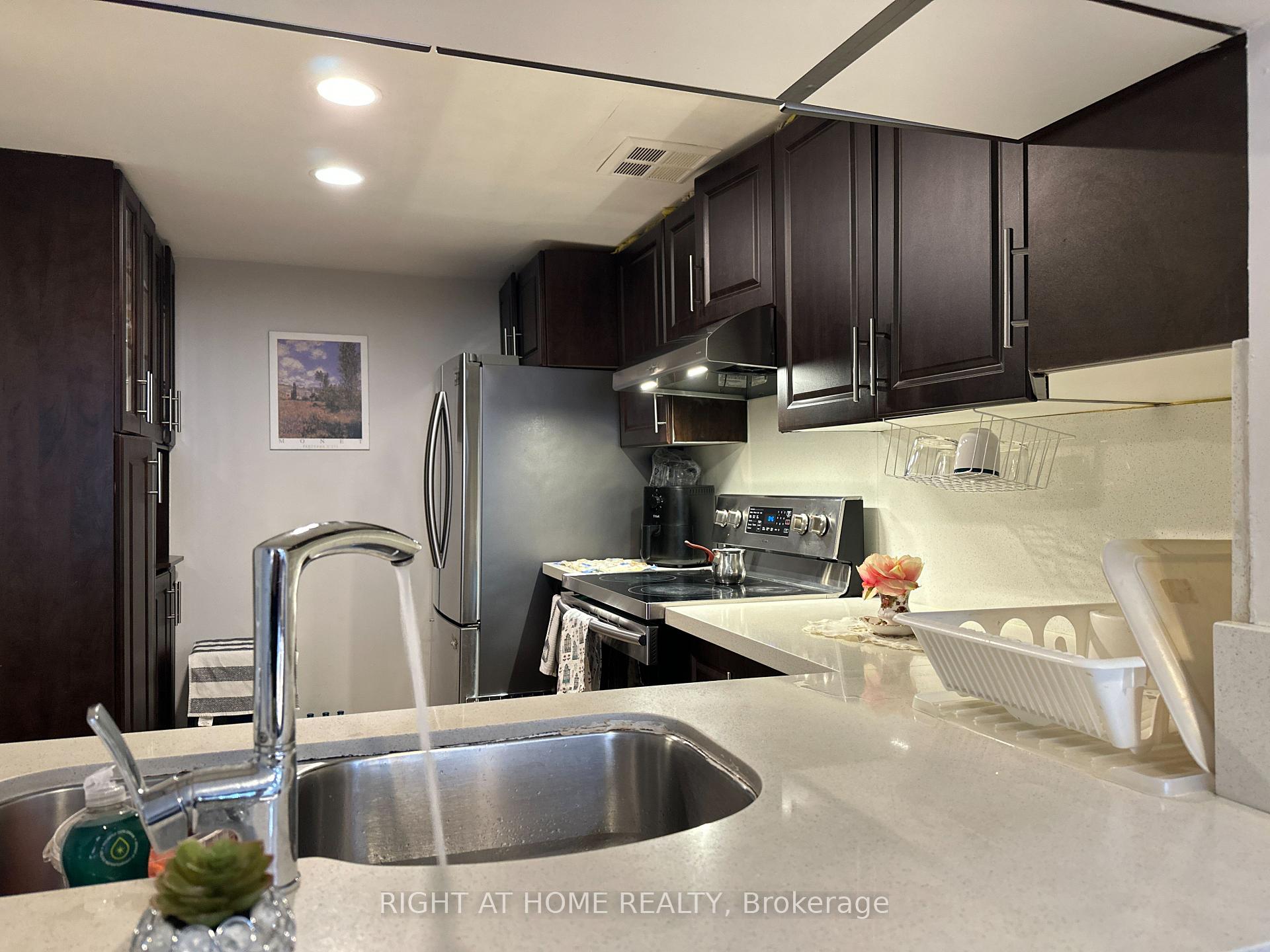 3 Bedrooms Condo at 300 Webb,  Mississauga For sale