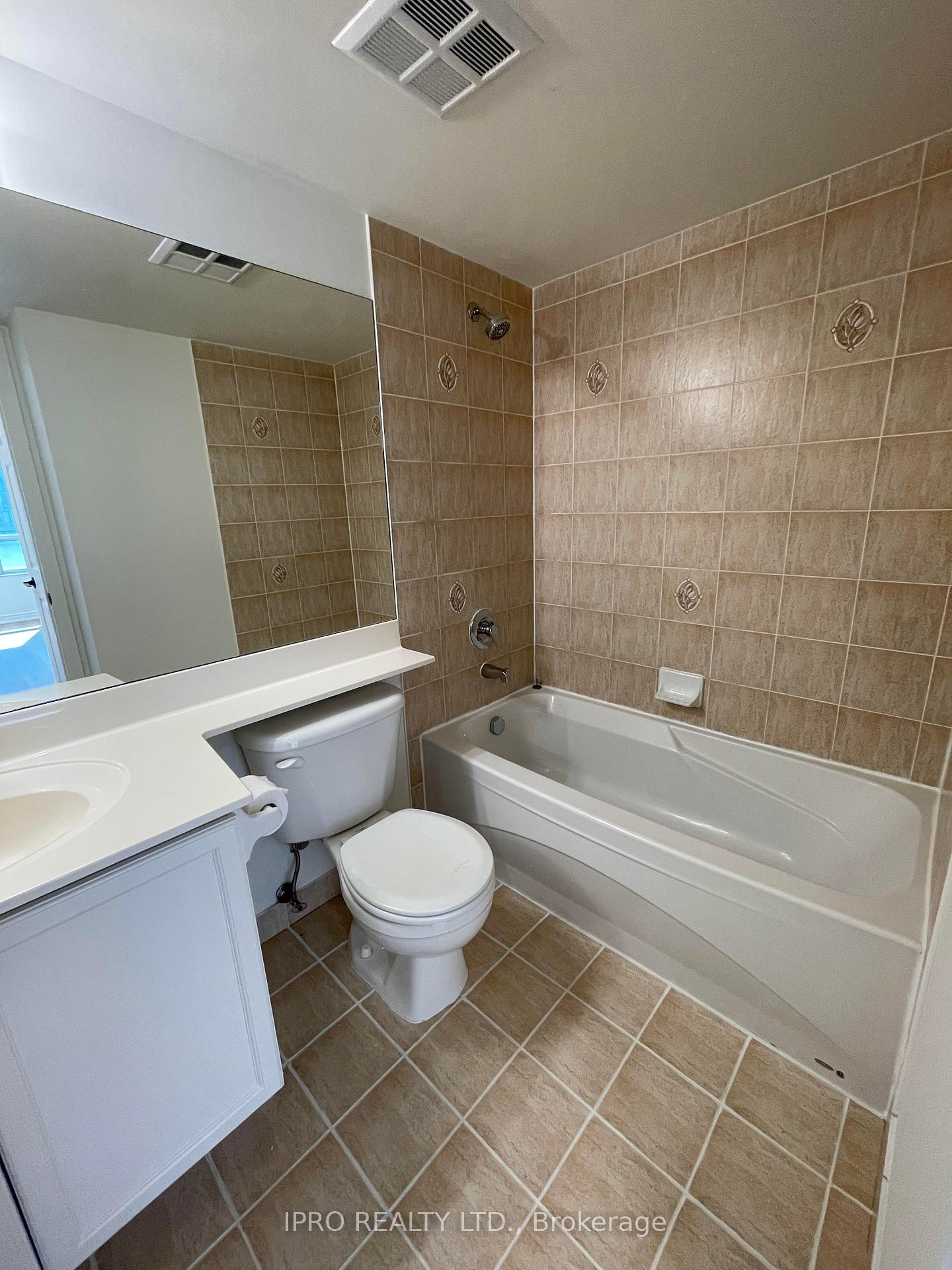 3 Bedrooms Condo at 25 Kingsbridge, Mississauga For sale