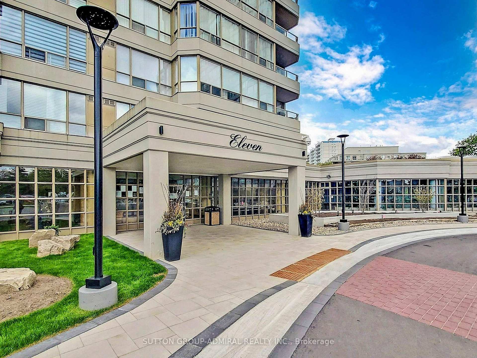 2 Bedrooms Condo at 11 Townsgate,  Vaughan For sale